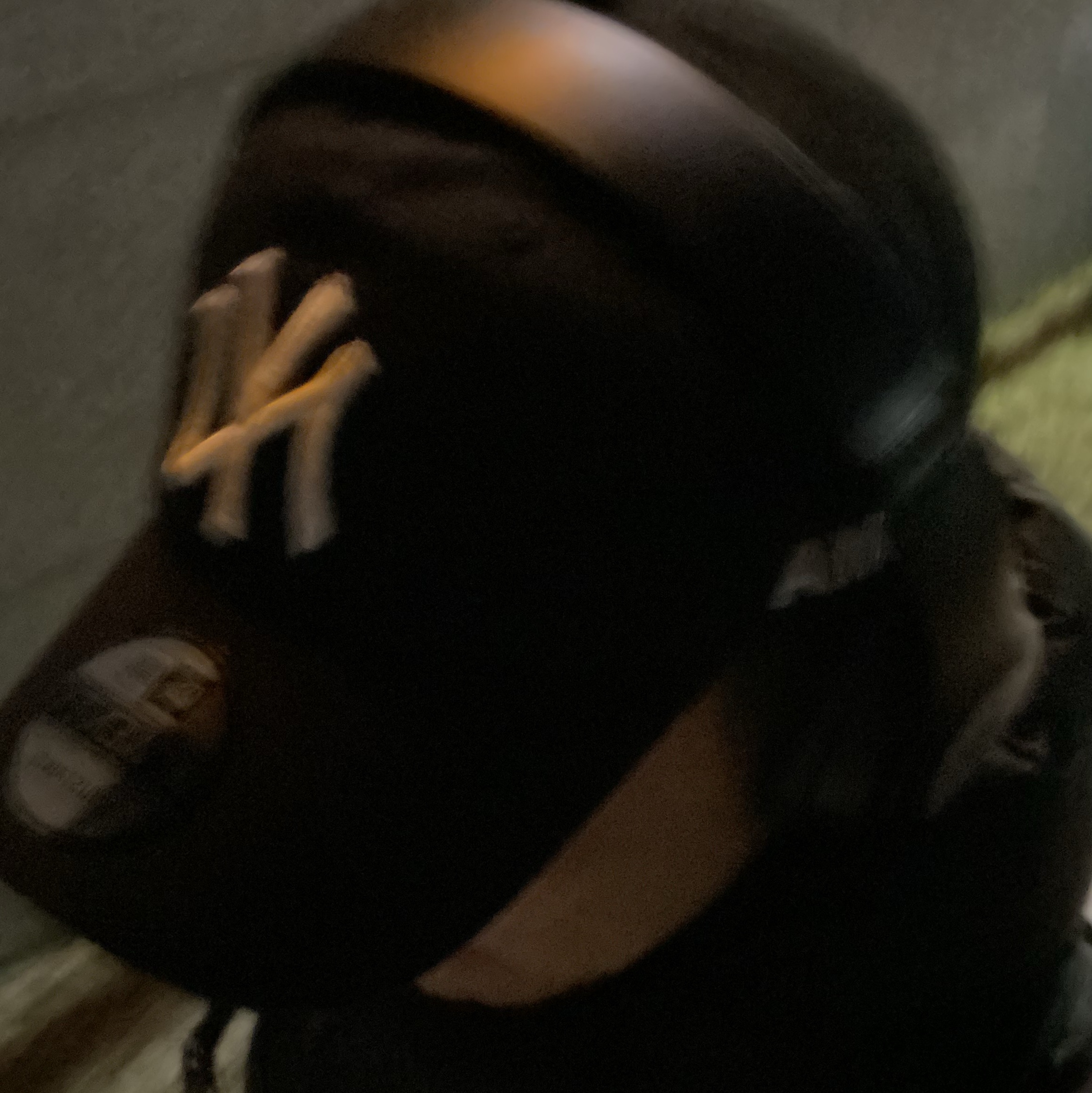 New Era x MoMA New York Yankees Cap Black 착용 스타일