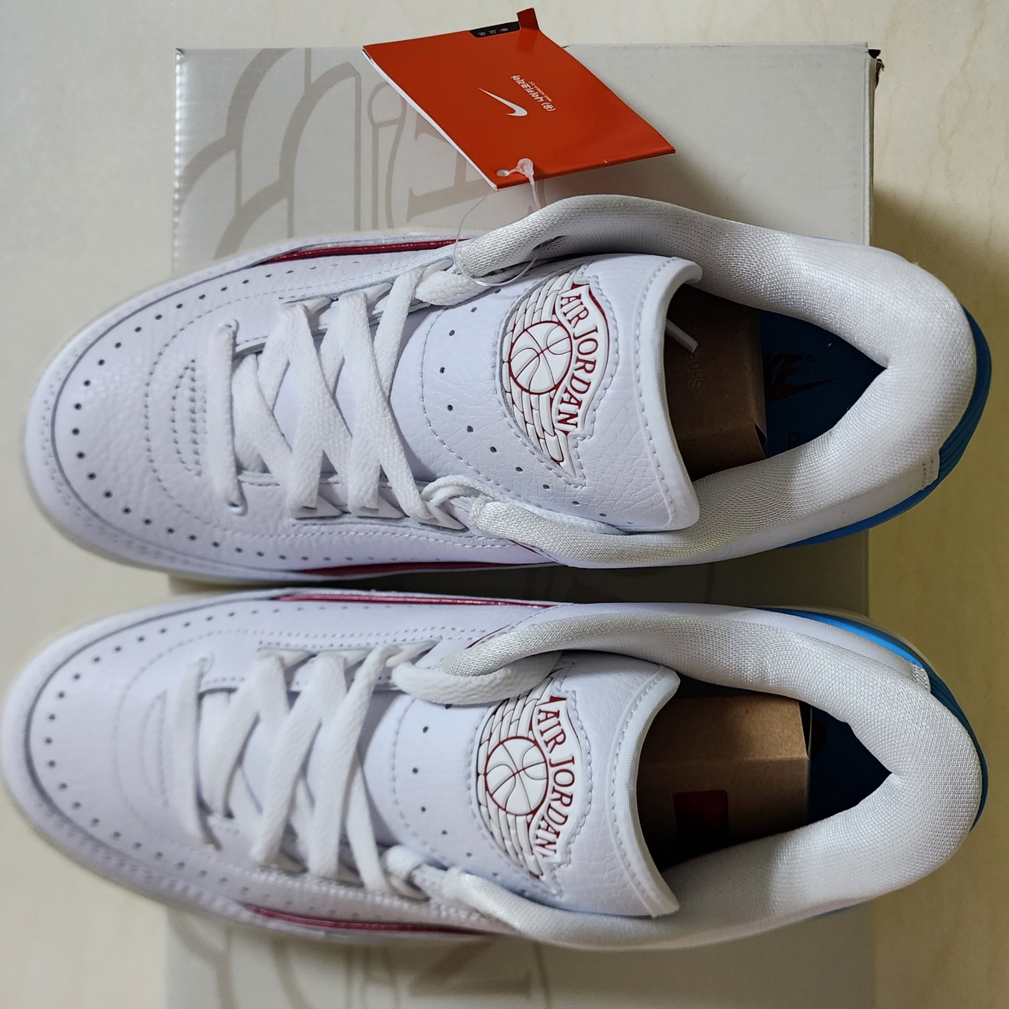 (W) Jordan 2 Retro Low Gym Red and Dark Powder Blue 착용 스타일 - 1