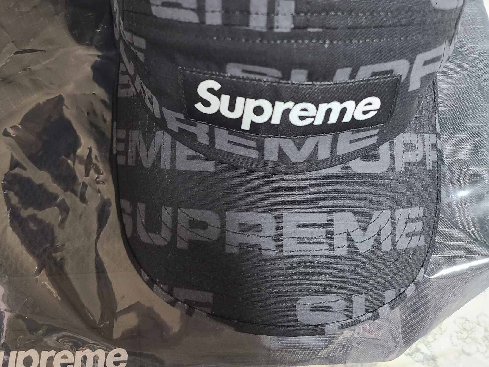 Supreme Reactive Print Camp Cap Black - 20FW, Supreme Tote Bag Black - 23FW 착용 스타일 - 2