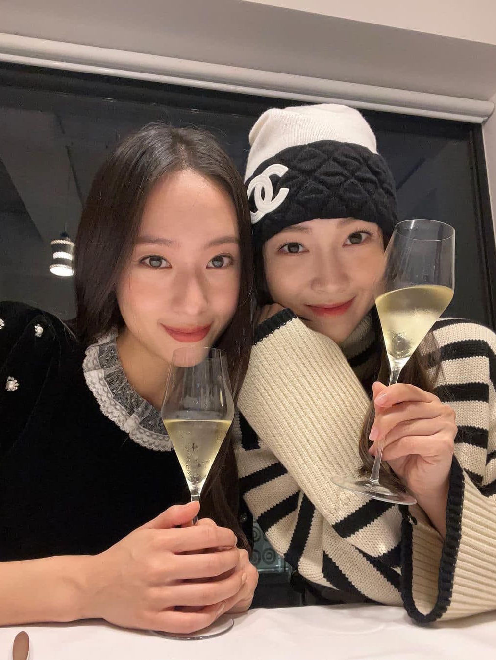 (W) Chanel Beanie Cashmere & White Black 착용 스타일 - 3