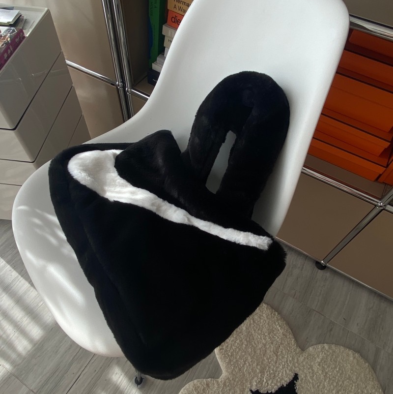 Nike NSW Faux Fur Tote Bag Black 착용 스타일