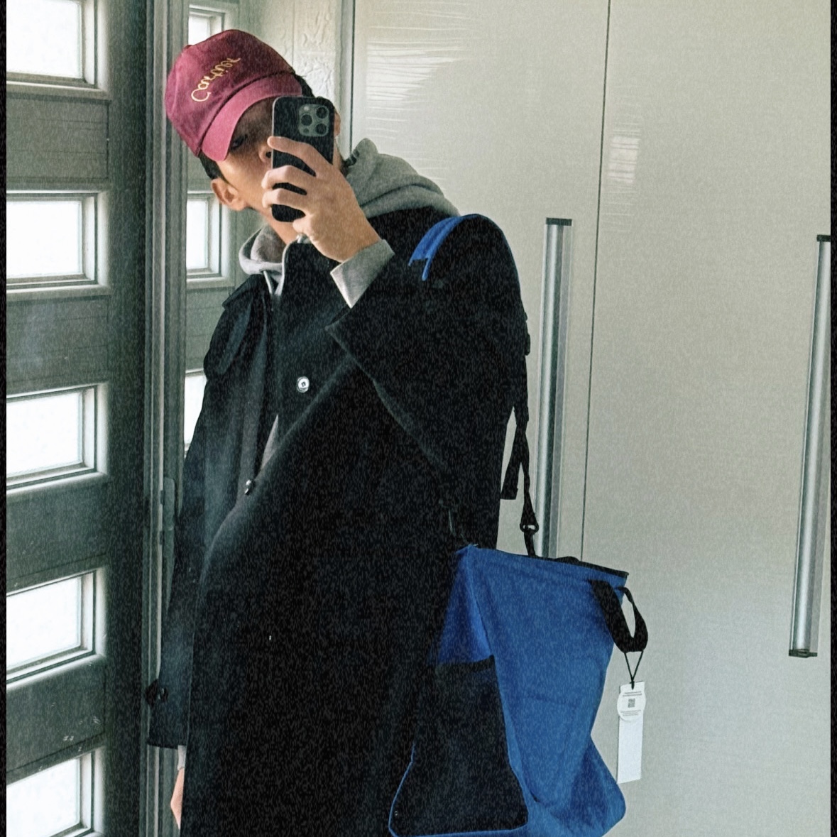Telfar x Eastpak Large Shopper Blue 착용 스타일