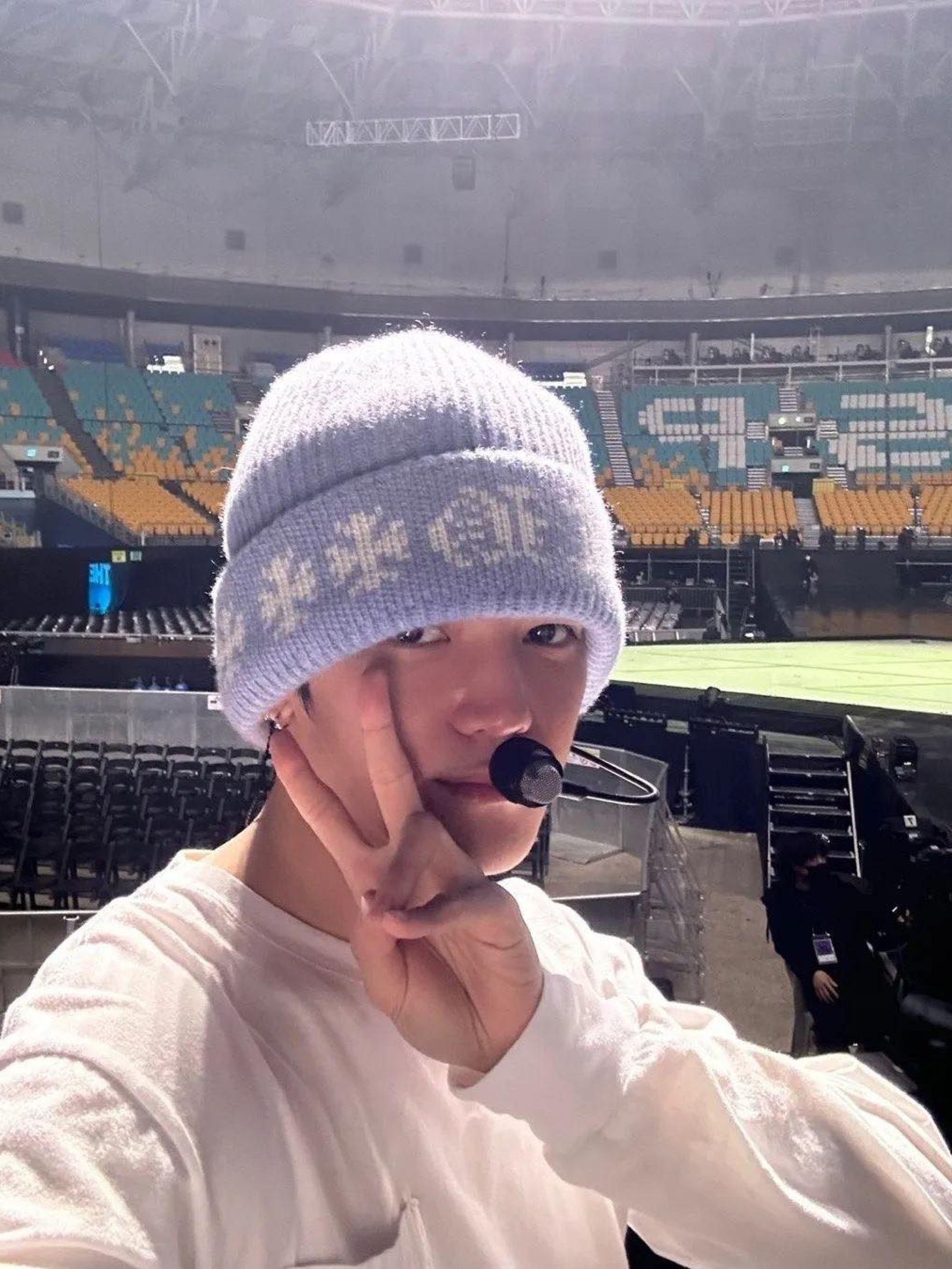 Chrome Hearts Big Daddy Cashmere Beanie Light Blue White, Chrome Hearts Big Daddy Cashmere Beanie Black (Star Top Button Ver.) 착용 스타일 - 3