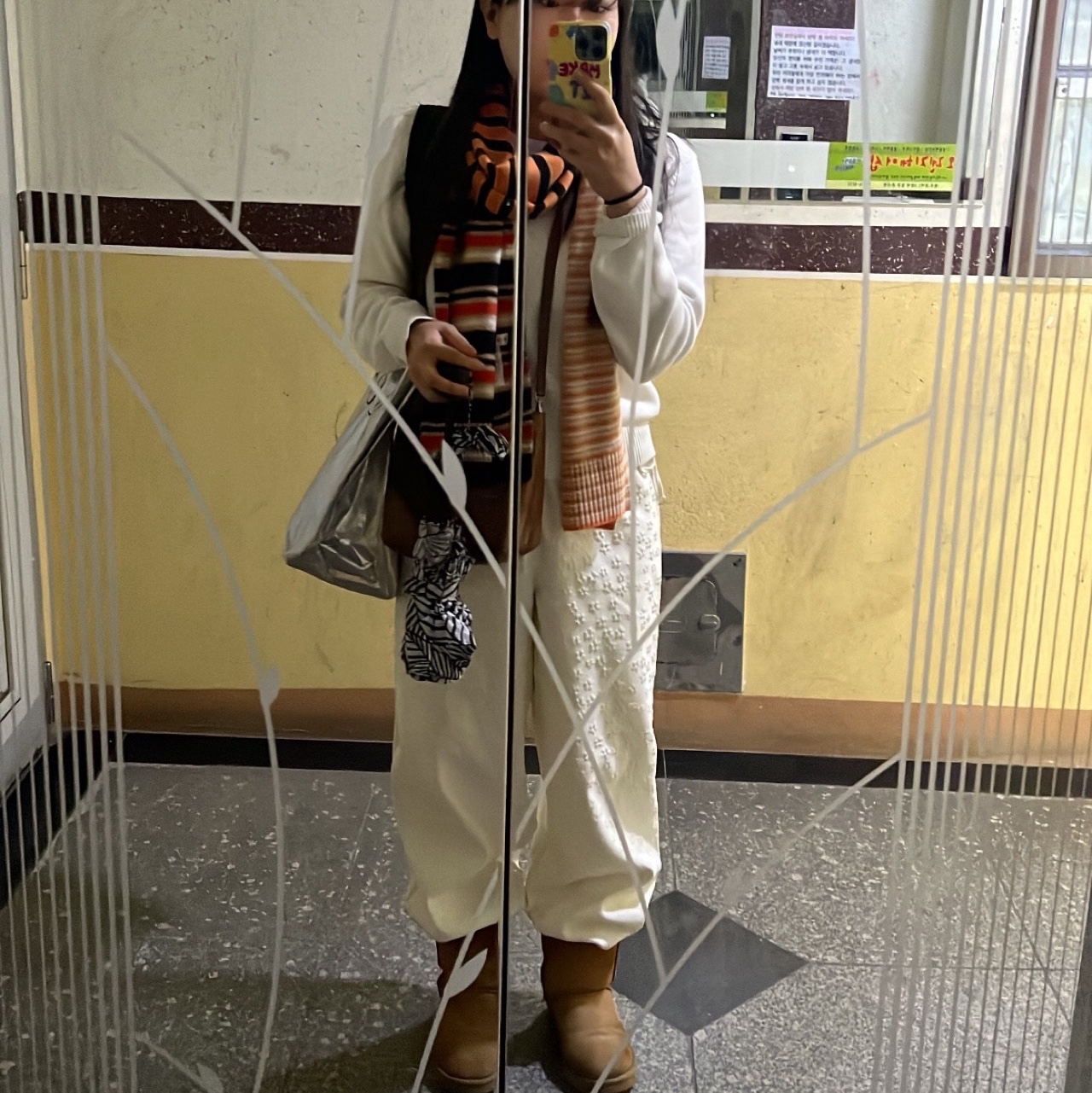 Minitmute Remood L Bag Brown, (W) UGG Classic Short II Boots Chestnut 착용 스타일