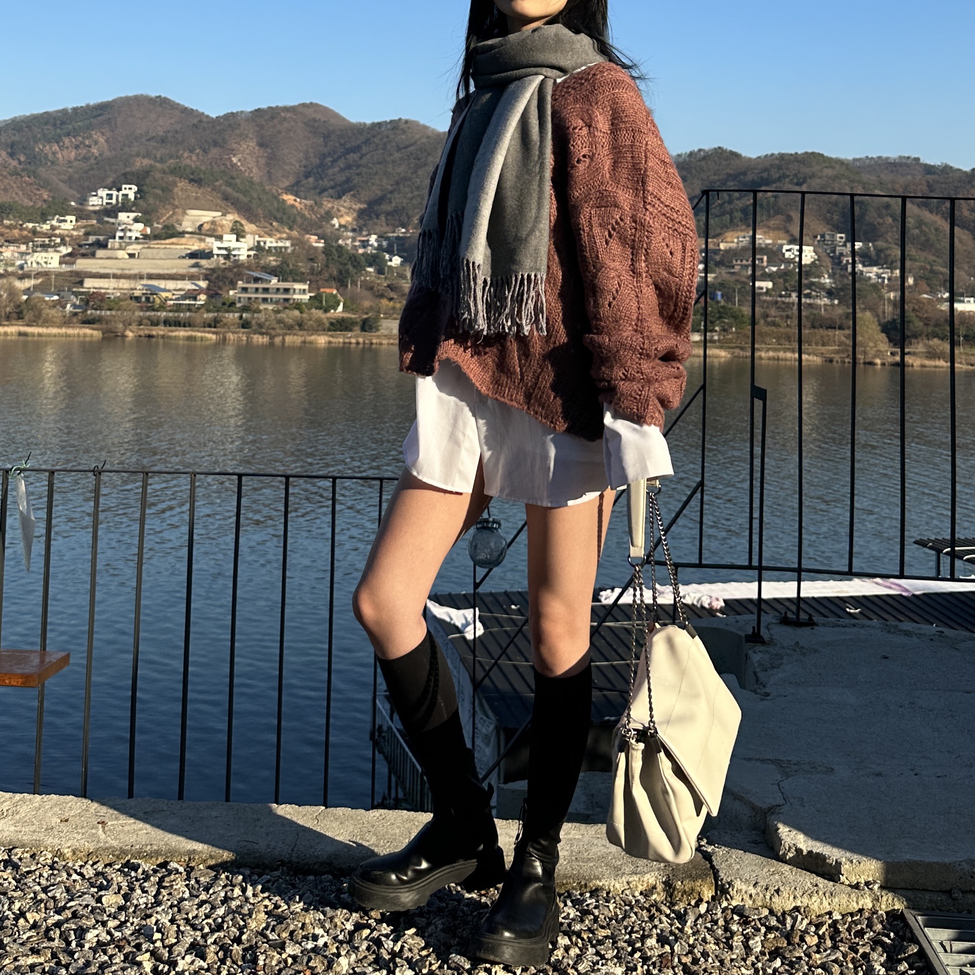 Zara Rock Flap Shoulder Bag Ecru 착용 스타일 - 2