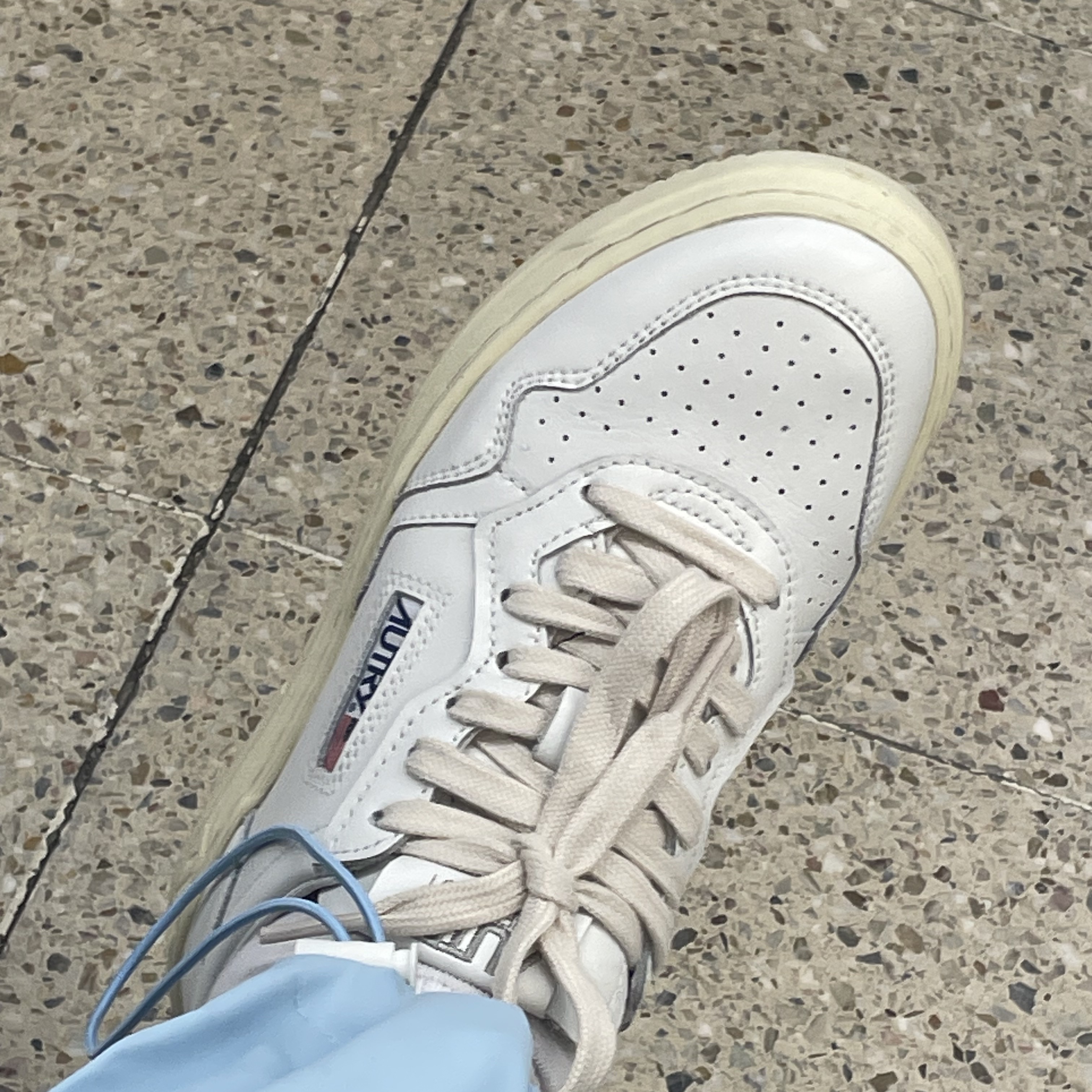 (W) Autry Medalist Low Leather Sneakers White 착용 스타일 - 1