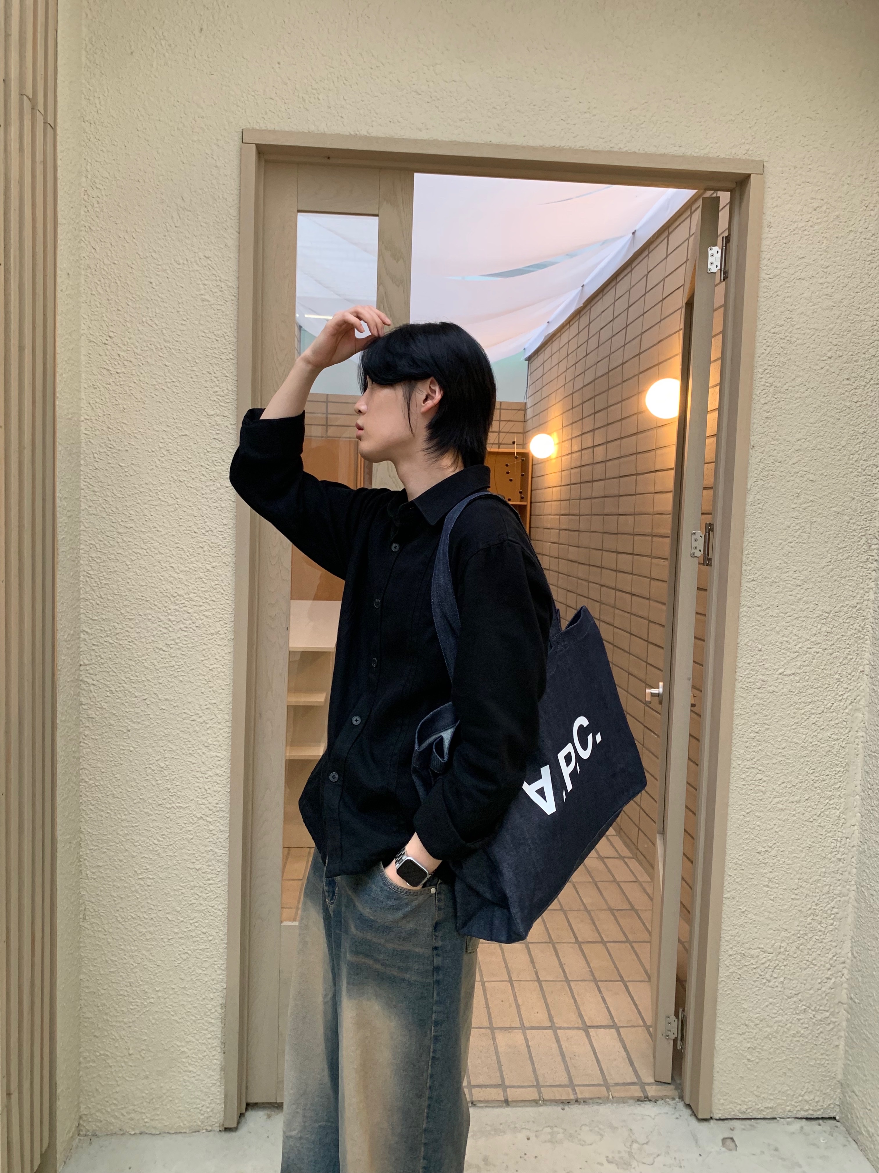 A.P.C. Daniela Shopping Bag Indigo 착용 스타일 - 4