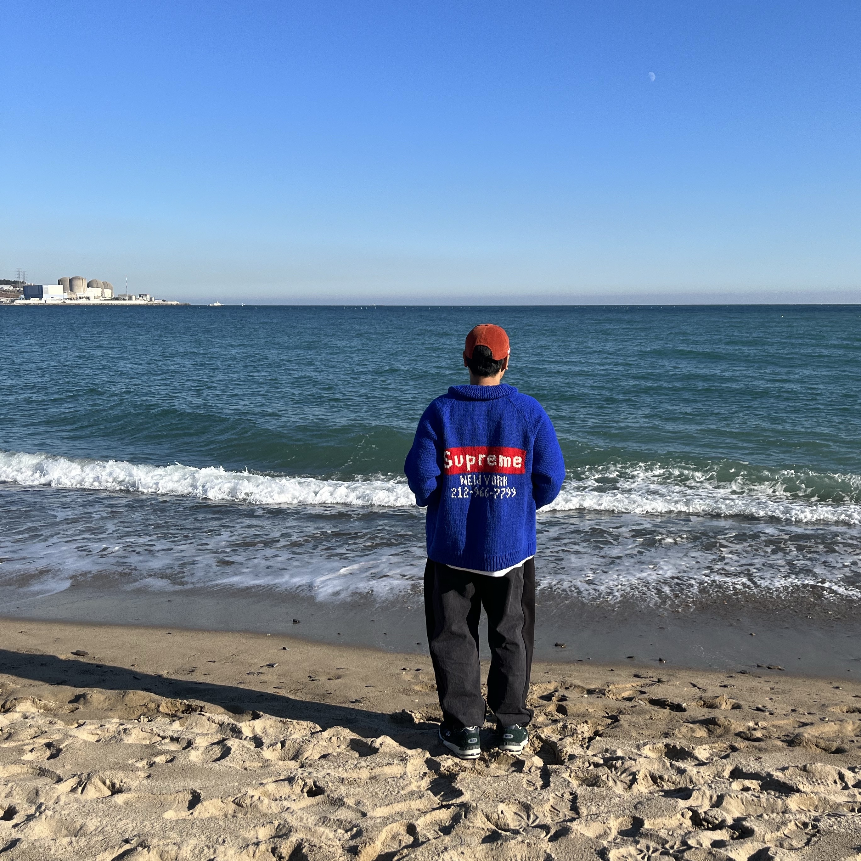 Supreme x Bless Sweatpant Jean Black - 23FW, Supreme Box Logo Cowichan Sweater Royal - 22FW 착용 스타일