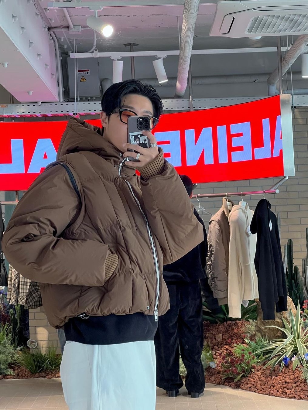 [KREAM 단독] Haleine Detachable Hooded Goose Down Jacket Creambeige (VJ406) 착용 스타일