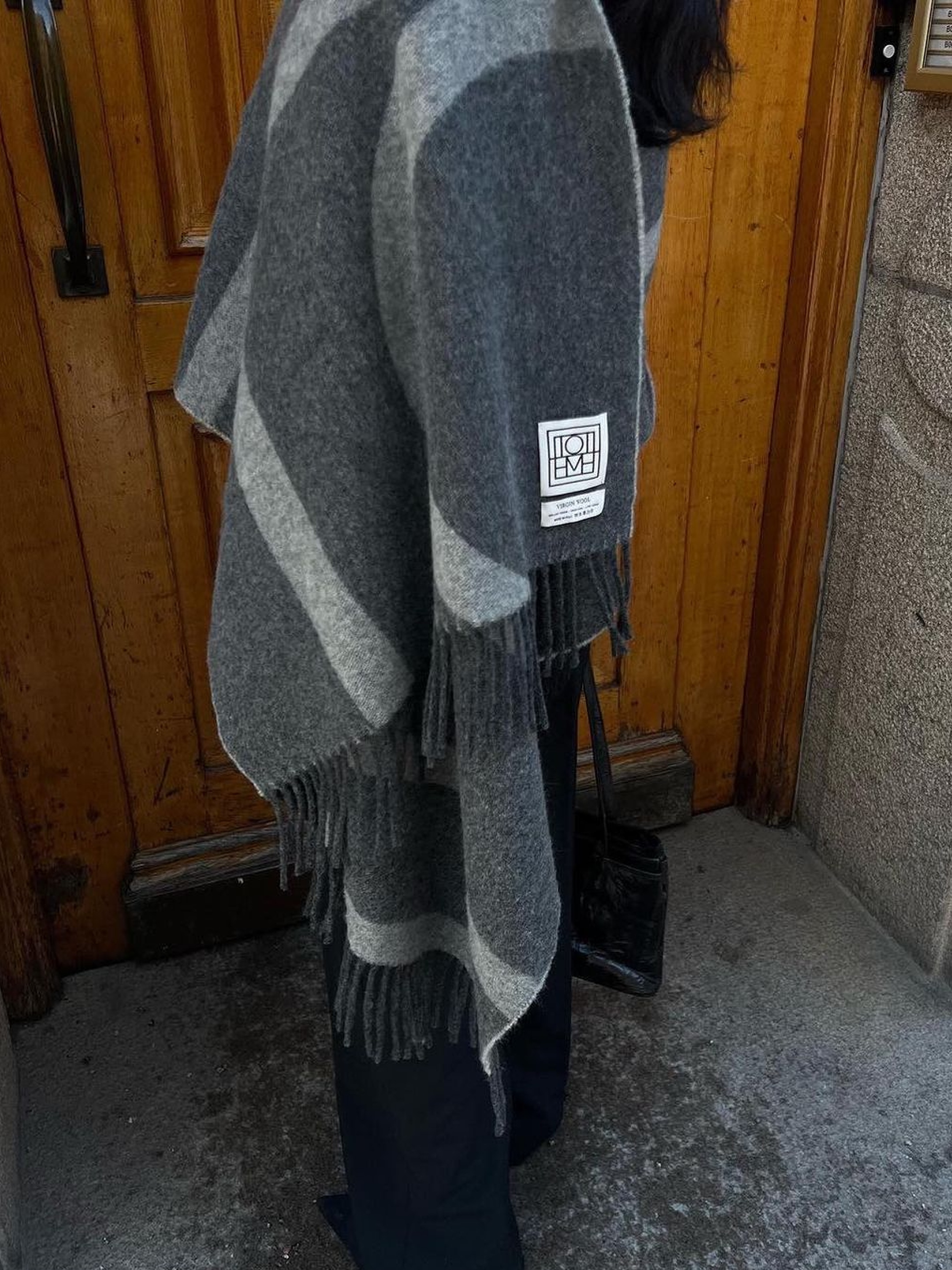 Toteme Classic Wool Muffler Dark Grey Melange, Toteme Classic Wool Muffler Light Grey Melange 착용 스타일 - 4