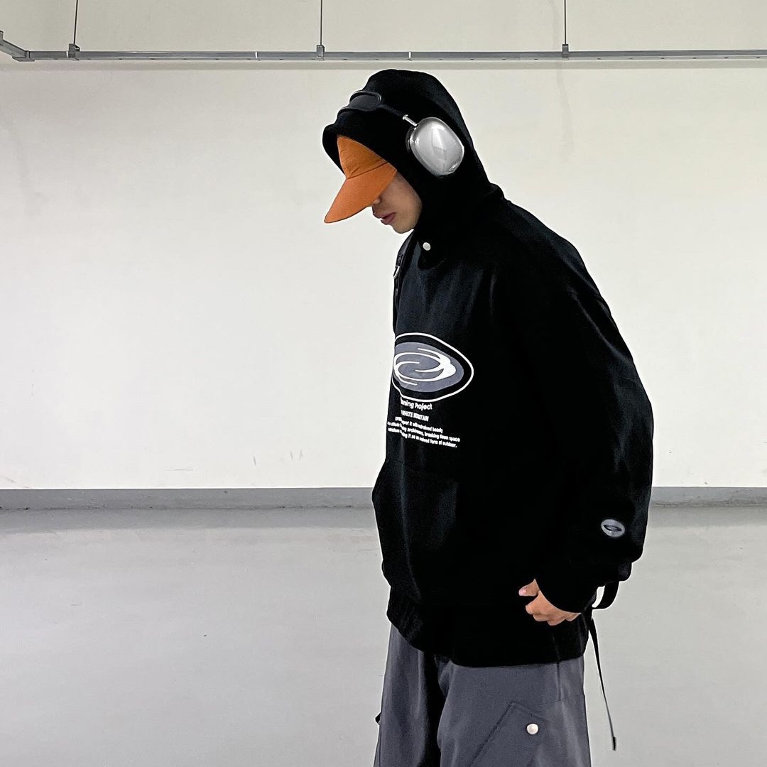 Opening Project Oval Logo Hoodie Black, Opening Project Oval Logo Hoodie Charcoal 착용 스타일 - 3
