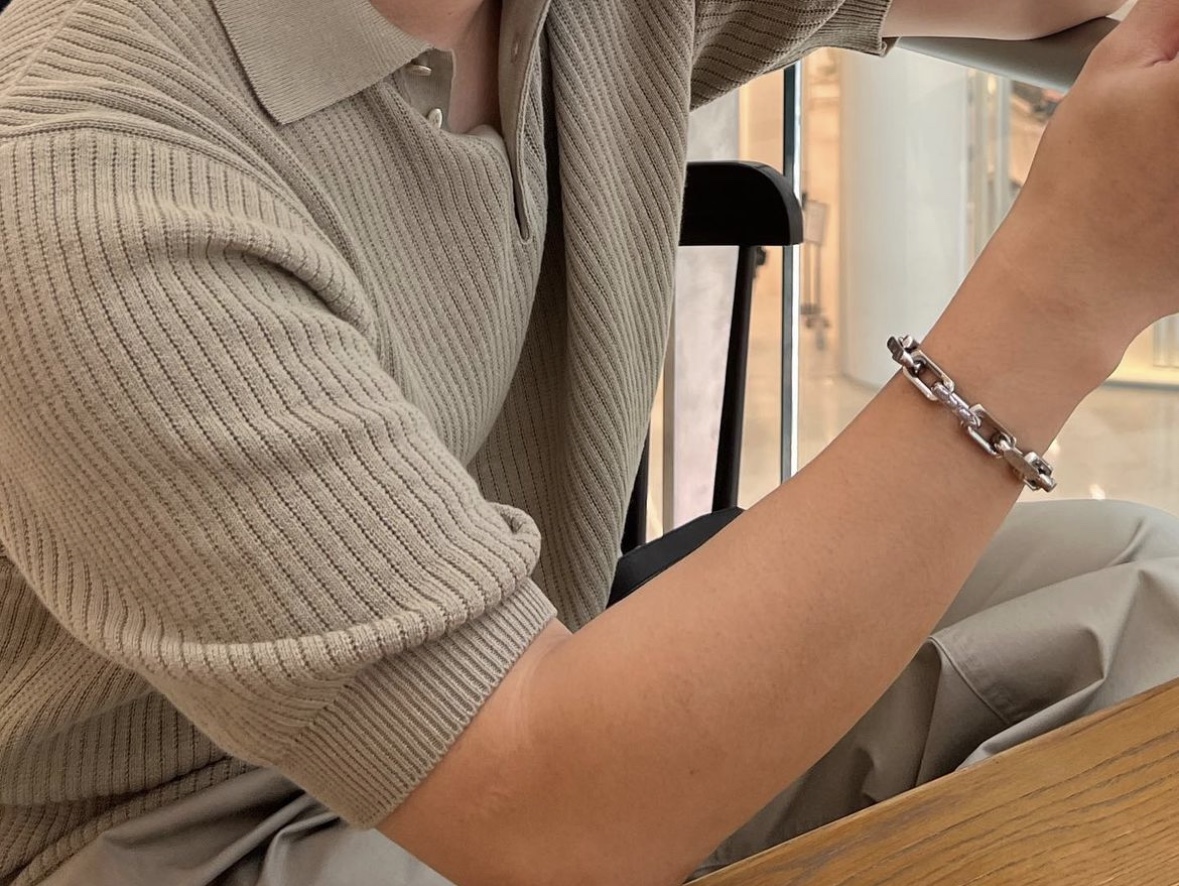 Louis Vuitton Monogram Chain Bracelet Silver 착용 스타일 - 1