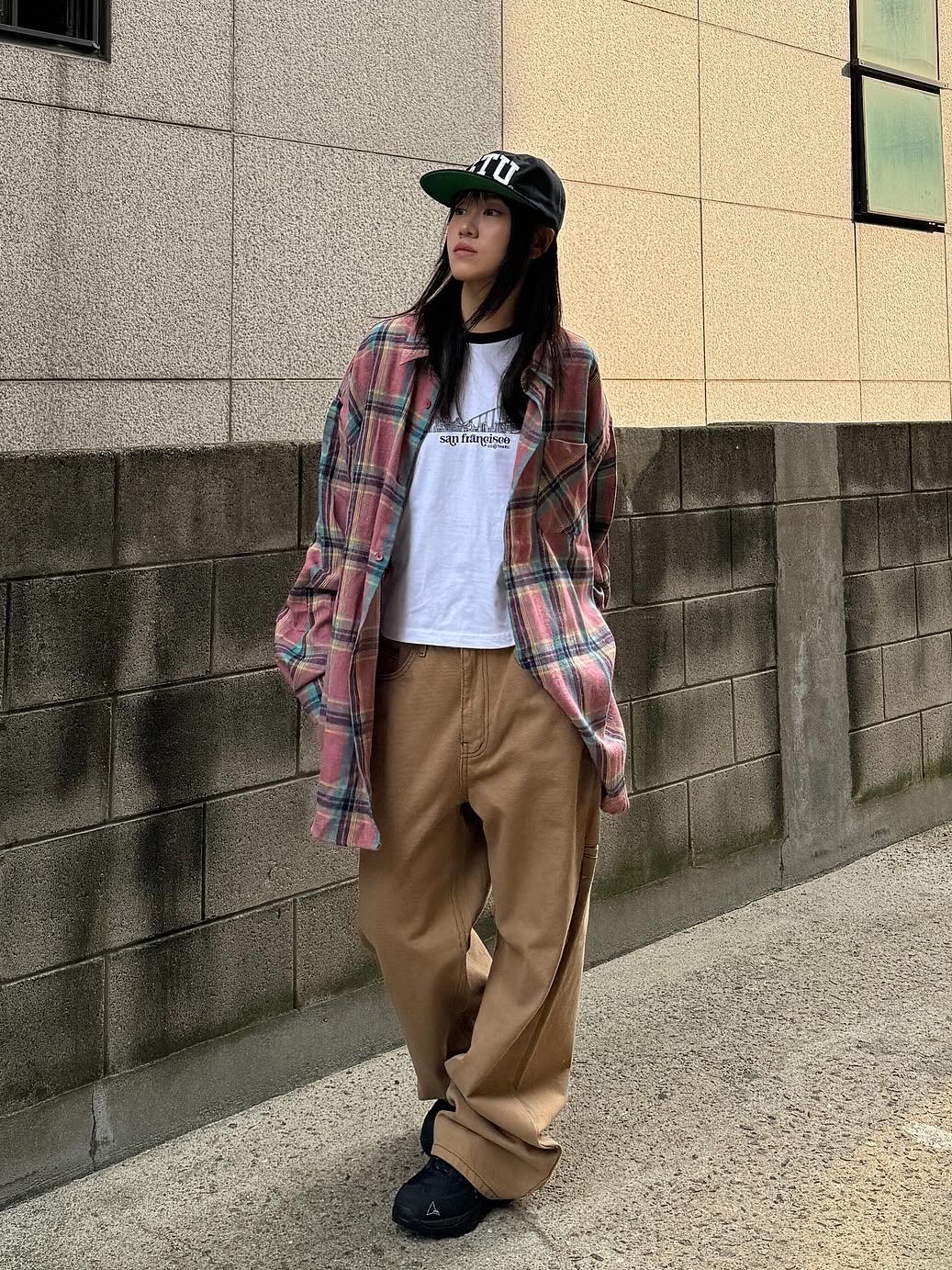 Roa Hiking Katharina Black, Stussy Stu Arch Strapback Cap Black 착용 스타일 - 2