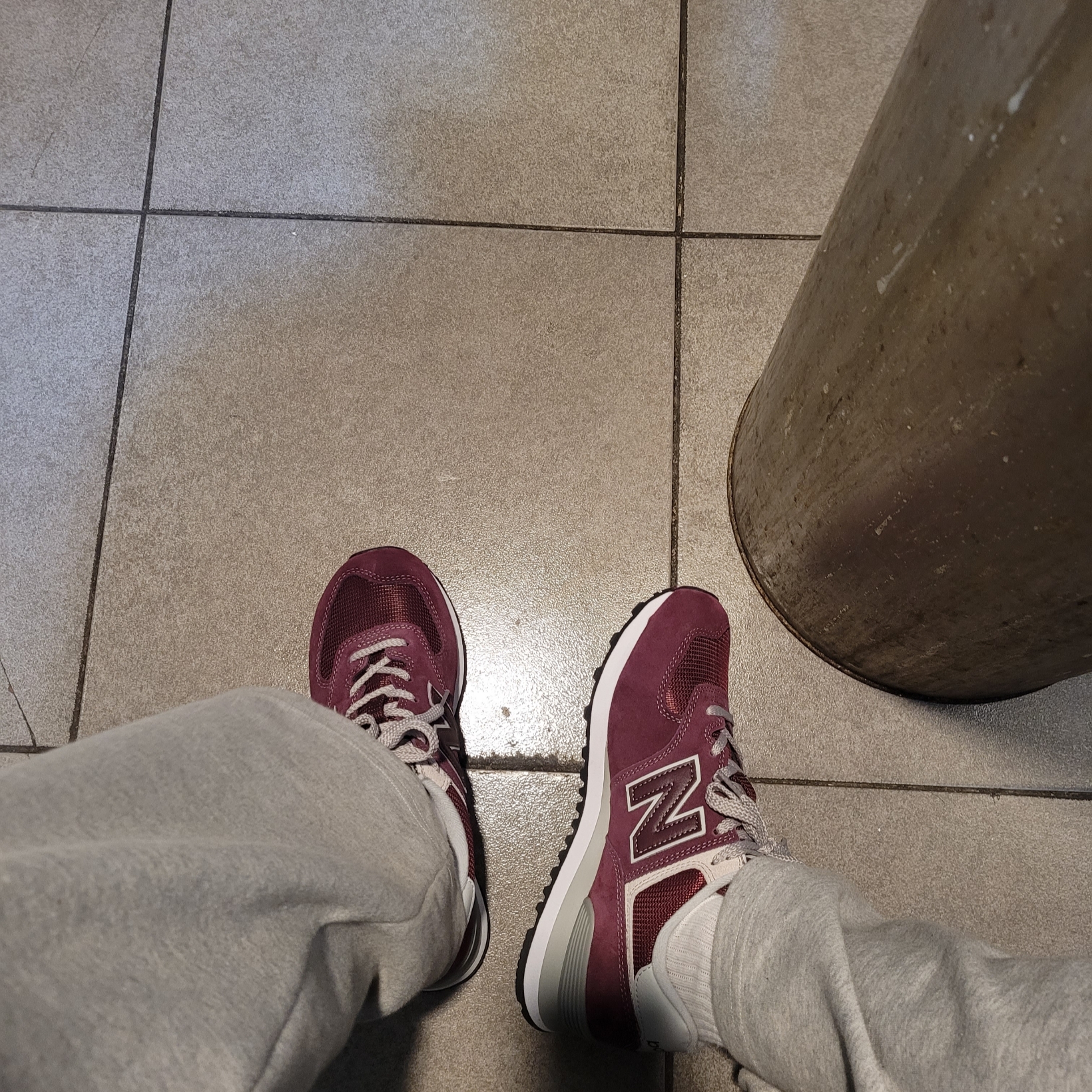 New Balance 574 Burgundy 착용 스타일