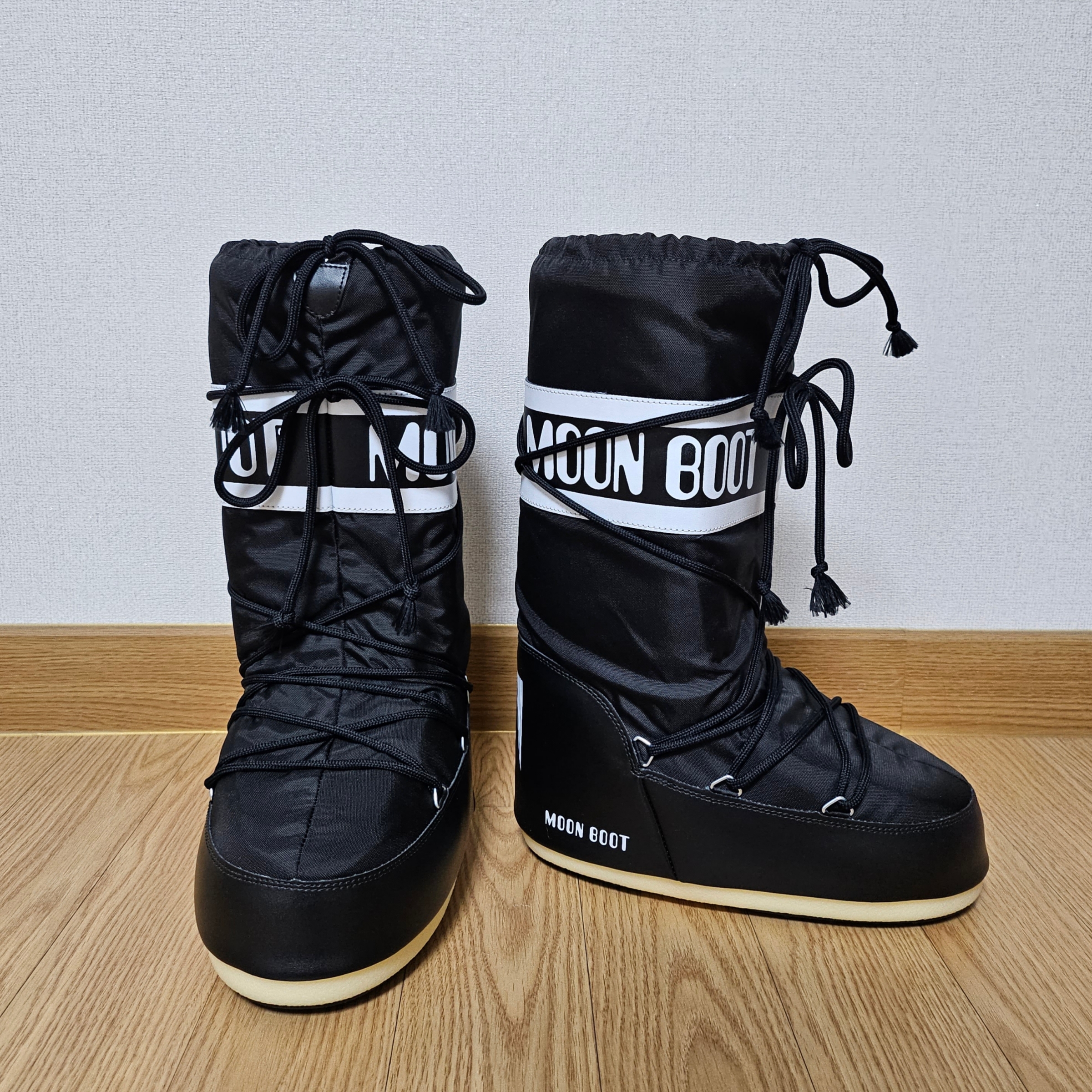 (W) Moon Boot Icon Nylon Boots Black, Charles Jeffrey Loverboy Chunky Ears Beanie Ecru 착용 스타일 - 1