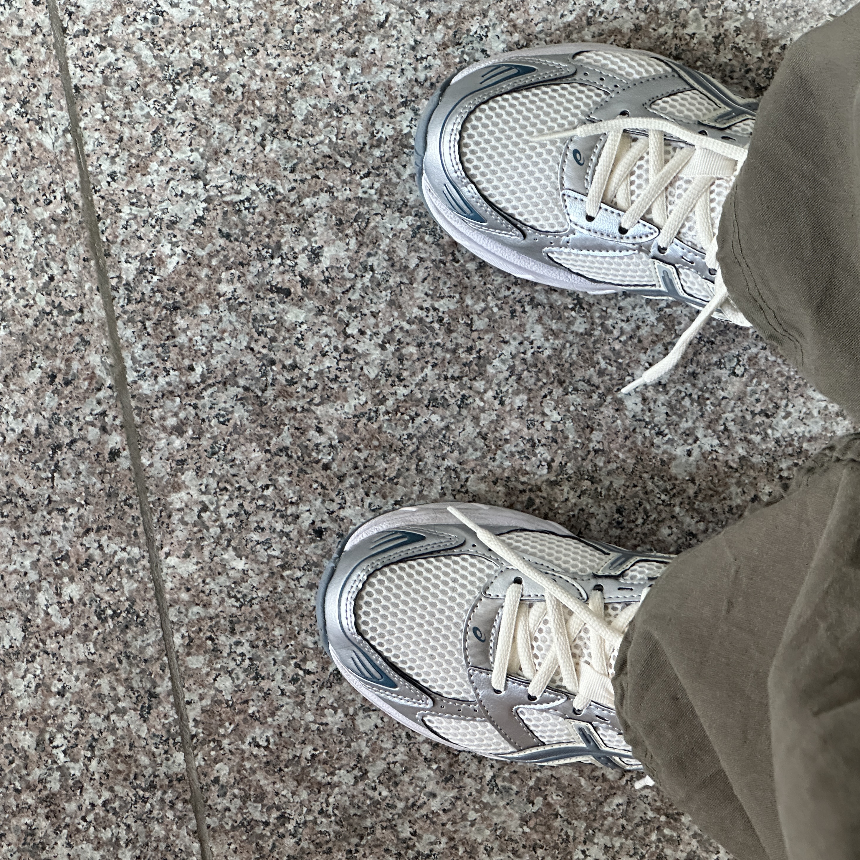Asics Gel-1130 Cream Ironclad 착용 스타일