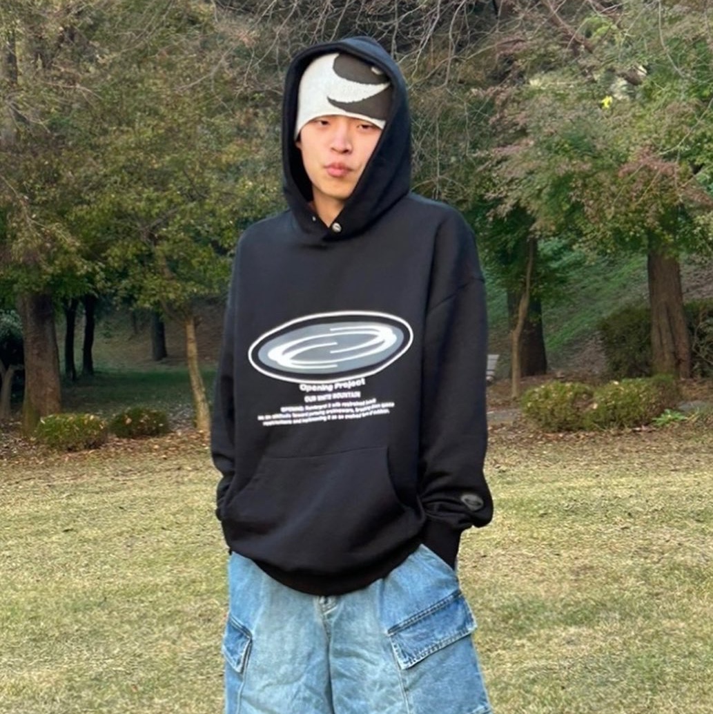 Opening Project Oval Logo Hoodie Black, Opening Project Oval Logo Hoodie Charcoal 착용 스타일 - 3
