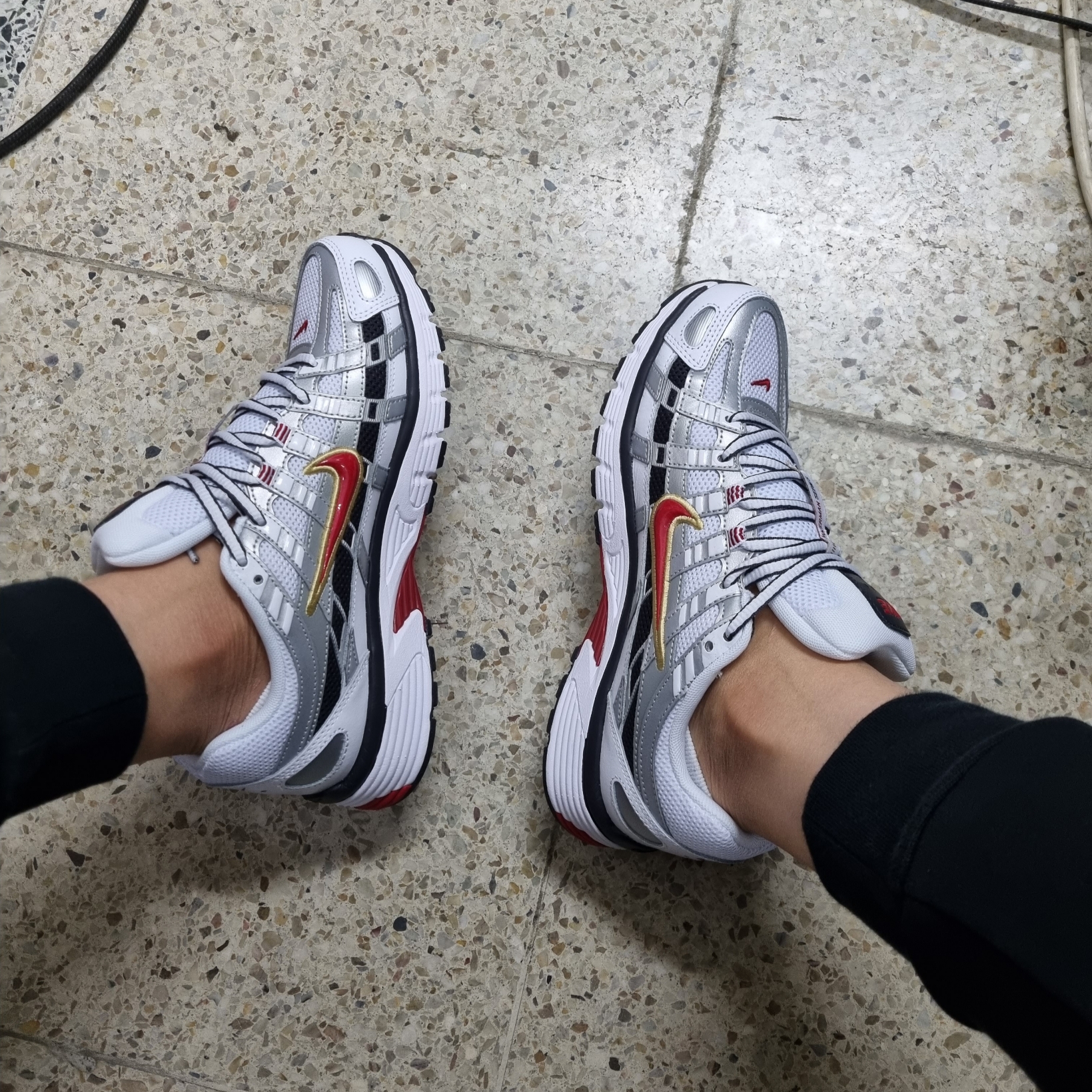 (W) Nike P-6000 Metallic Silver Red 착용 스타일