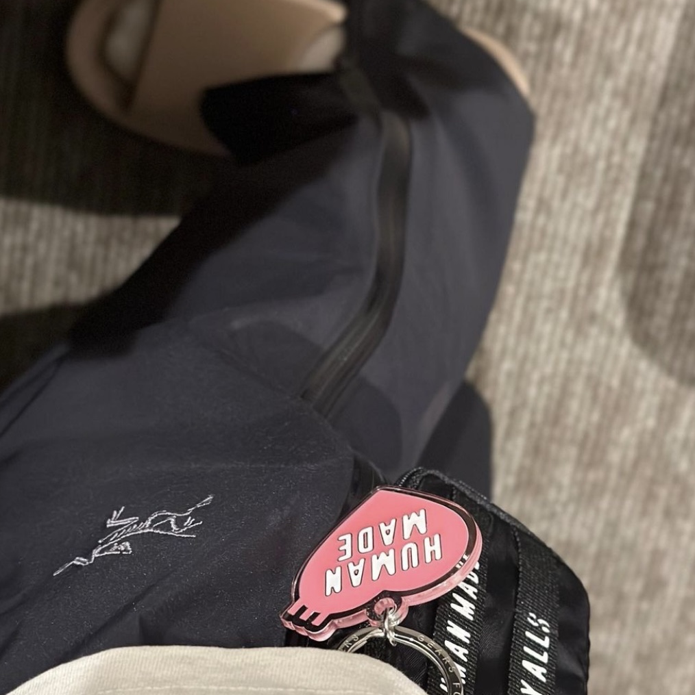 Human Made Acrylic Heart Keyring Pink, Human Made Military Card Case Black 착용 스타일
