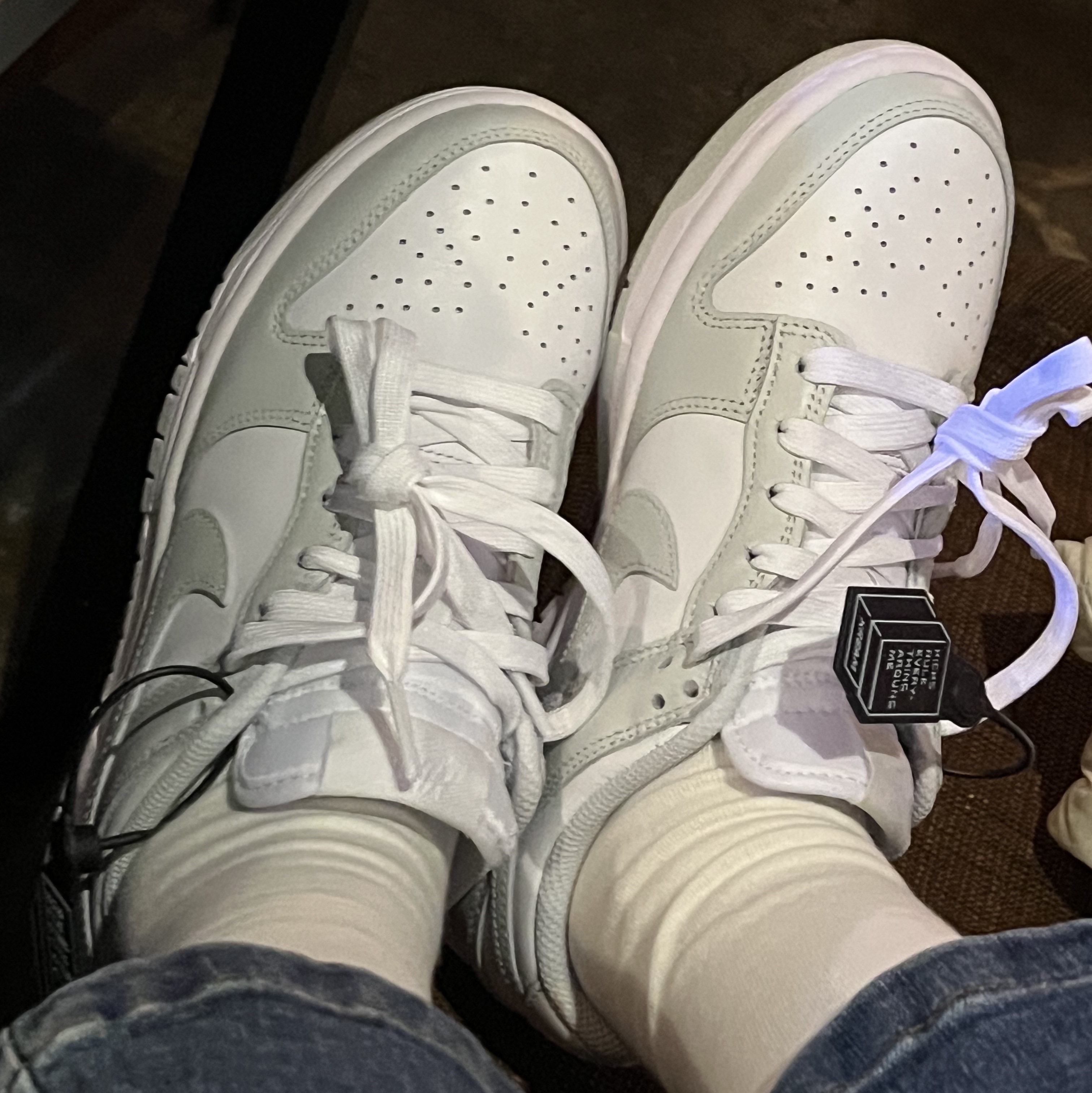 (W) Nike Dunk Low Photon Dust, Burberry Thomas Bear Charm in Trench Coat Archive Beige 착용 스타일 - 2