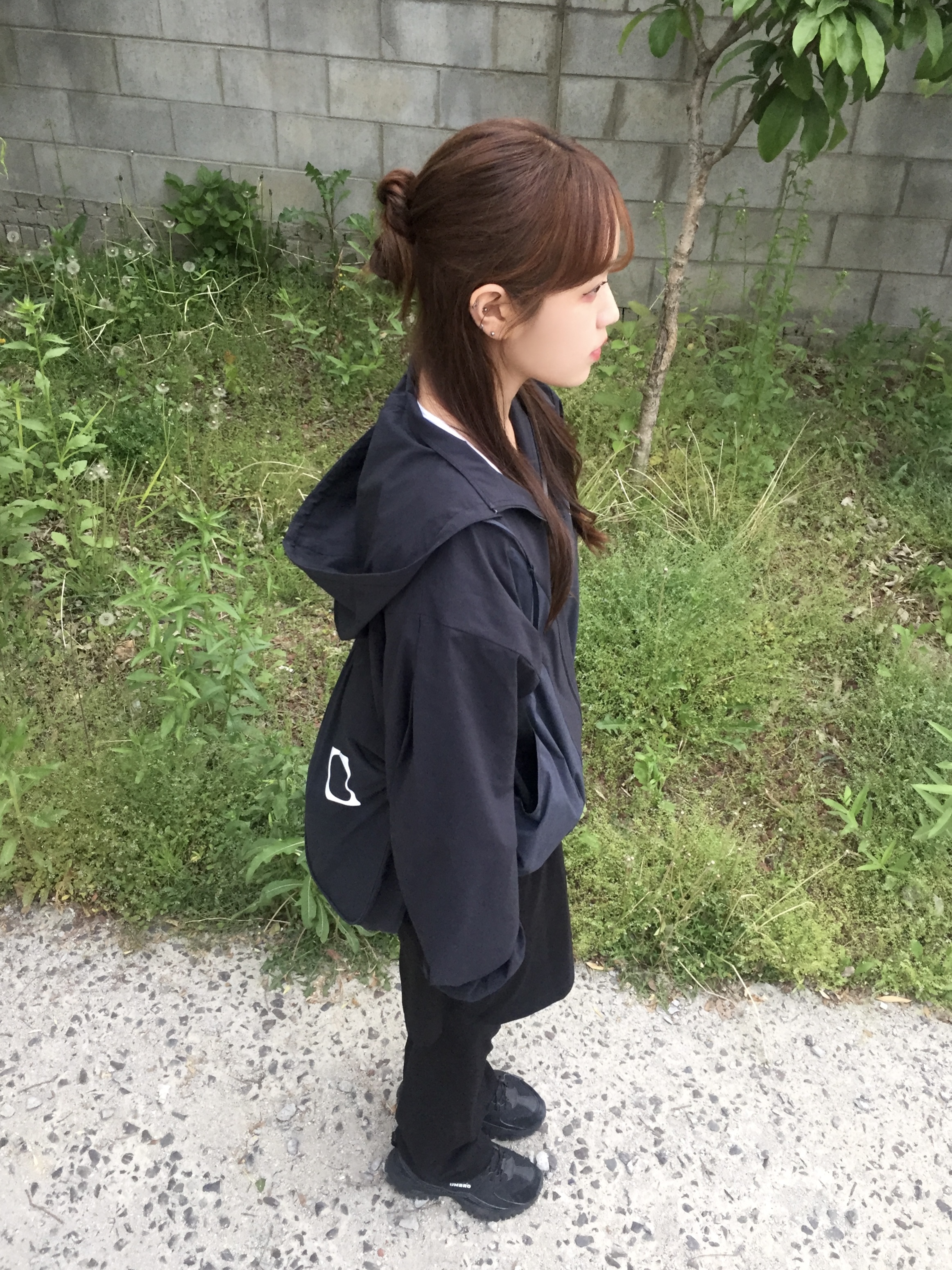Mischief Rhombus Light Weight Cross Bag Black - The Hyundai Seoul Exclusive, (W) Mischief SS Color Blocked Windbreaker Black 착용 스타일 - 1