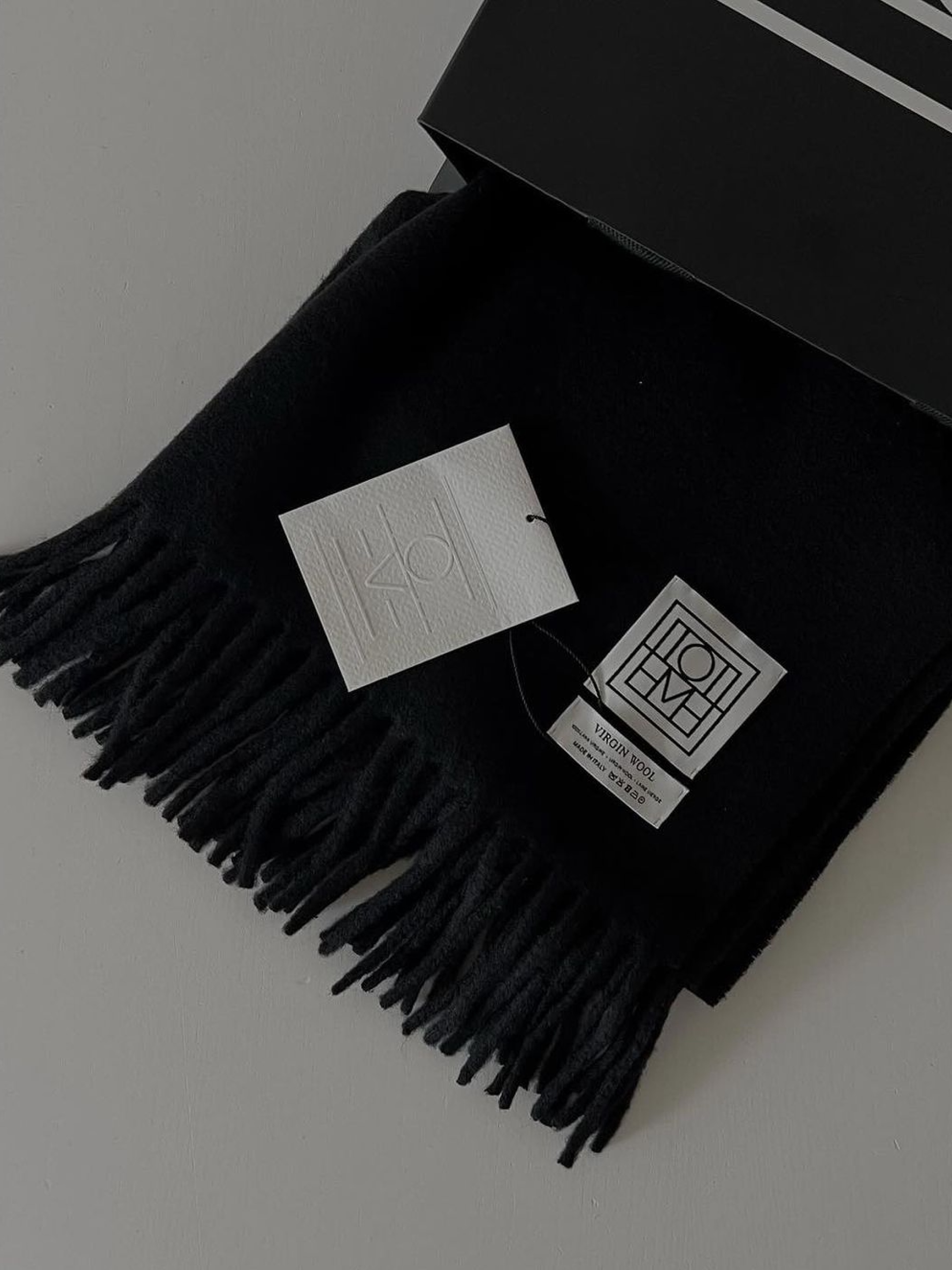 Toteme Classic Wool Muffler Dark Grey Melange, Toteme Classic Wool Muffler Light Grey Melange 착용 스타일 - 5