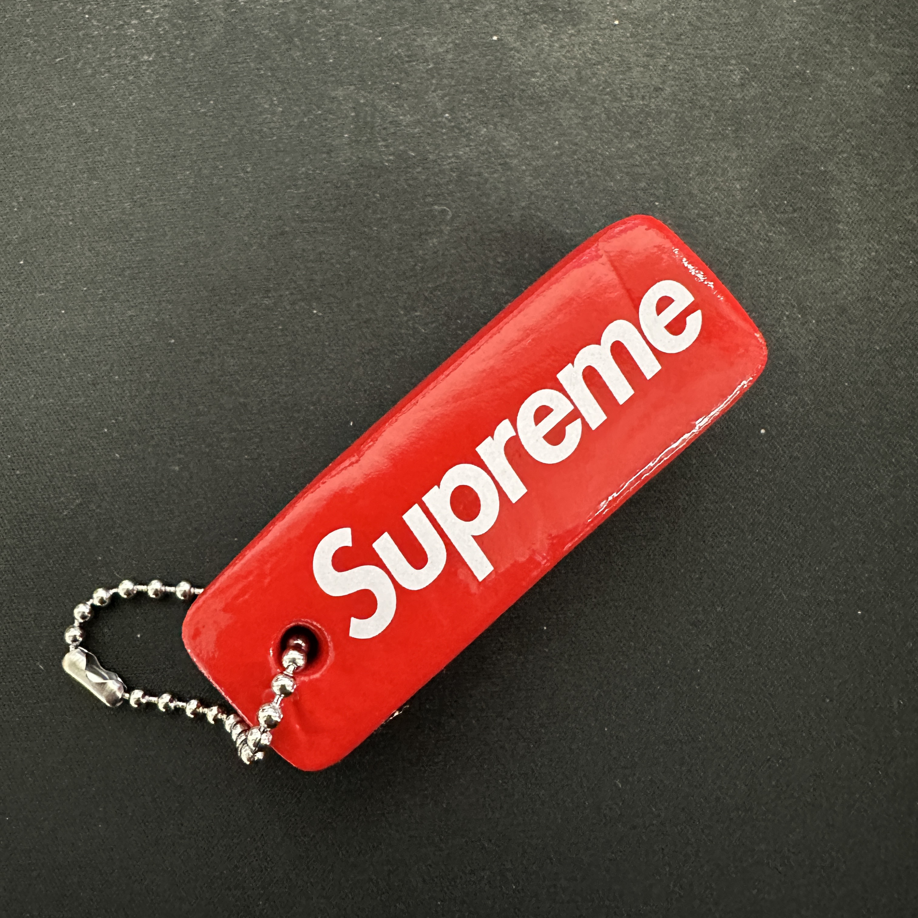 Supreme Floating Keychain Red - 23FW 착용 스타일