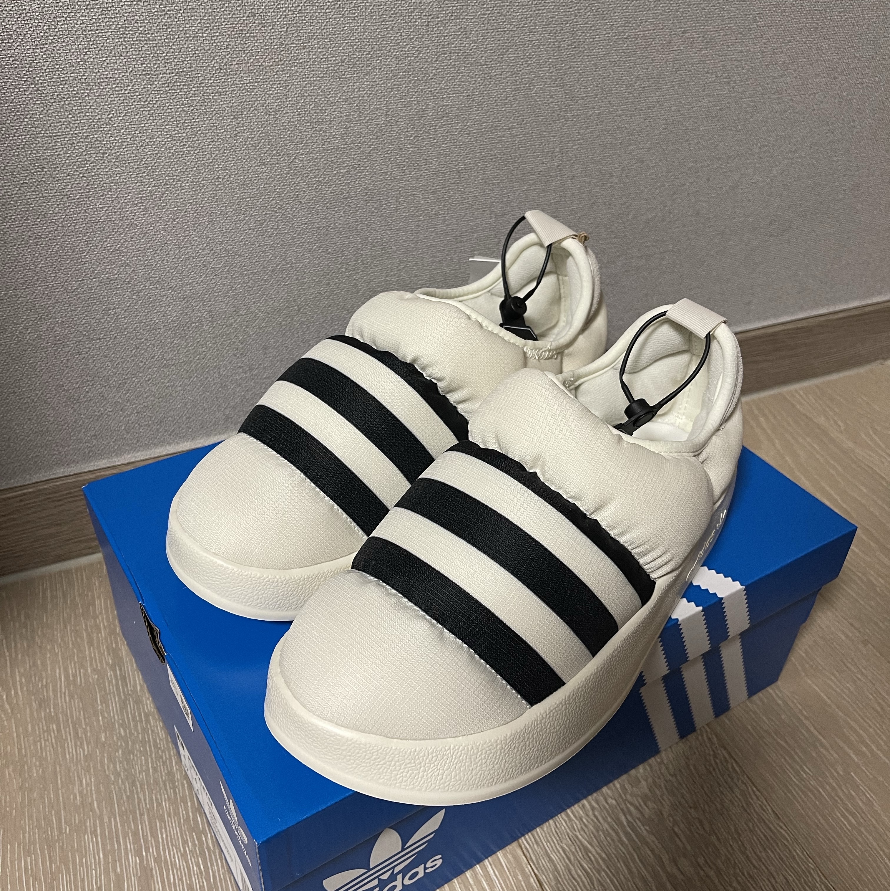 Adidas Puffylette Off White 착용 스타일