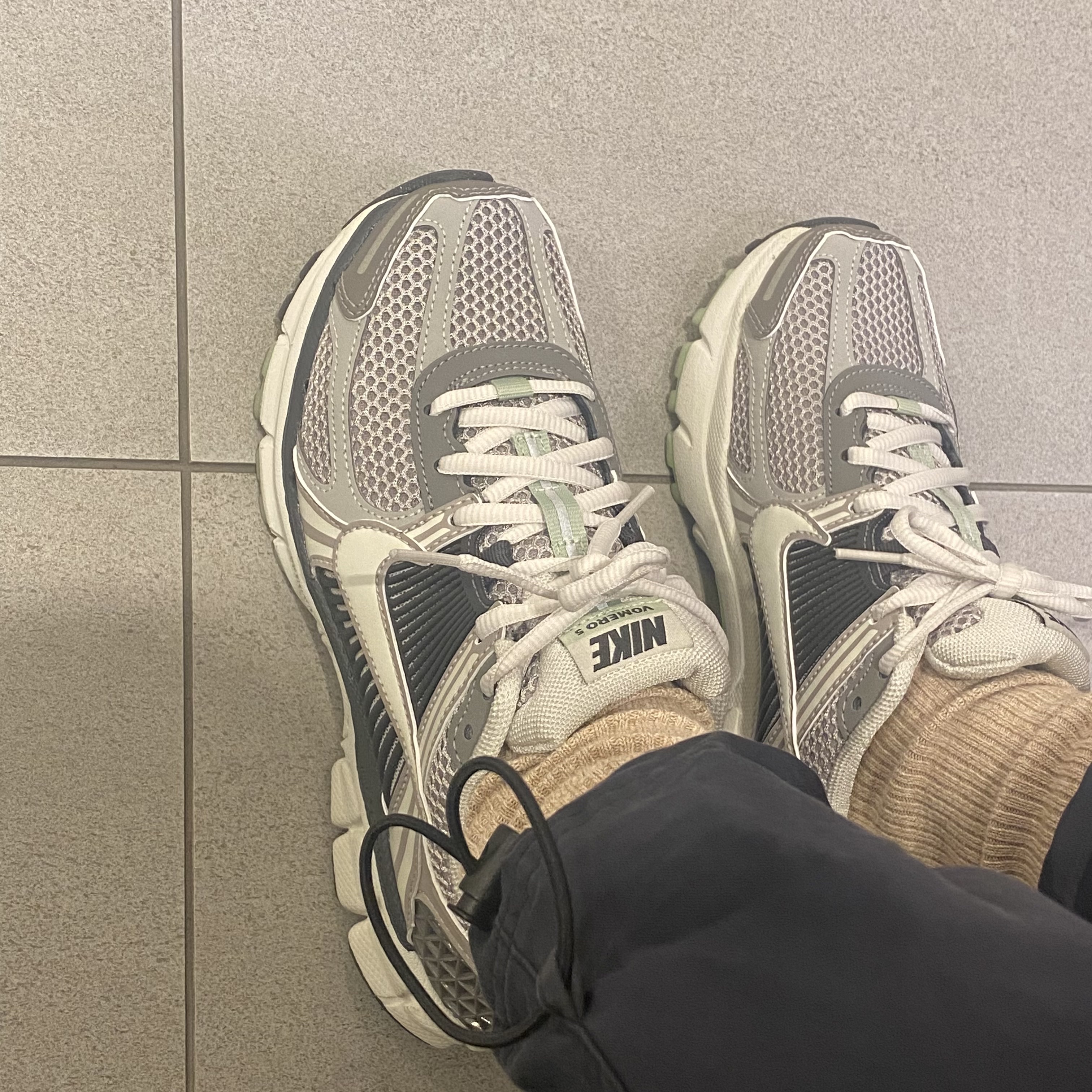 (W) Nike Zoom Vomero 5 Cobblestone and Flat Pewter 착용 스타일 - 2