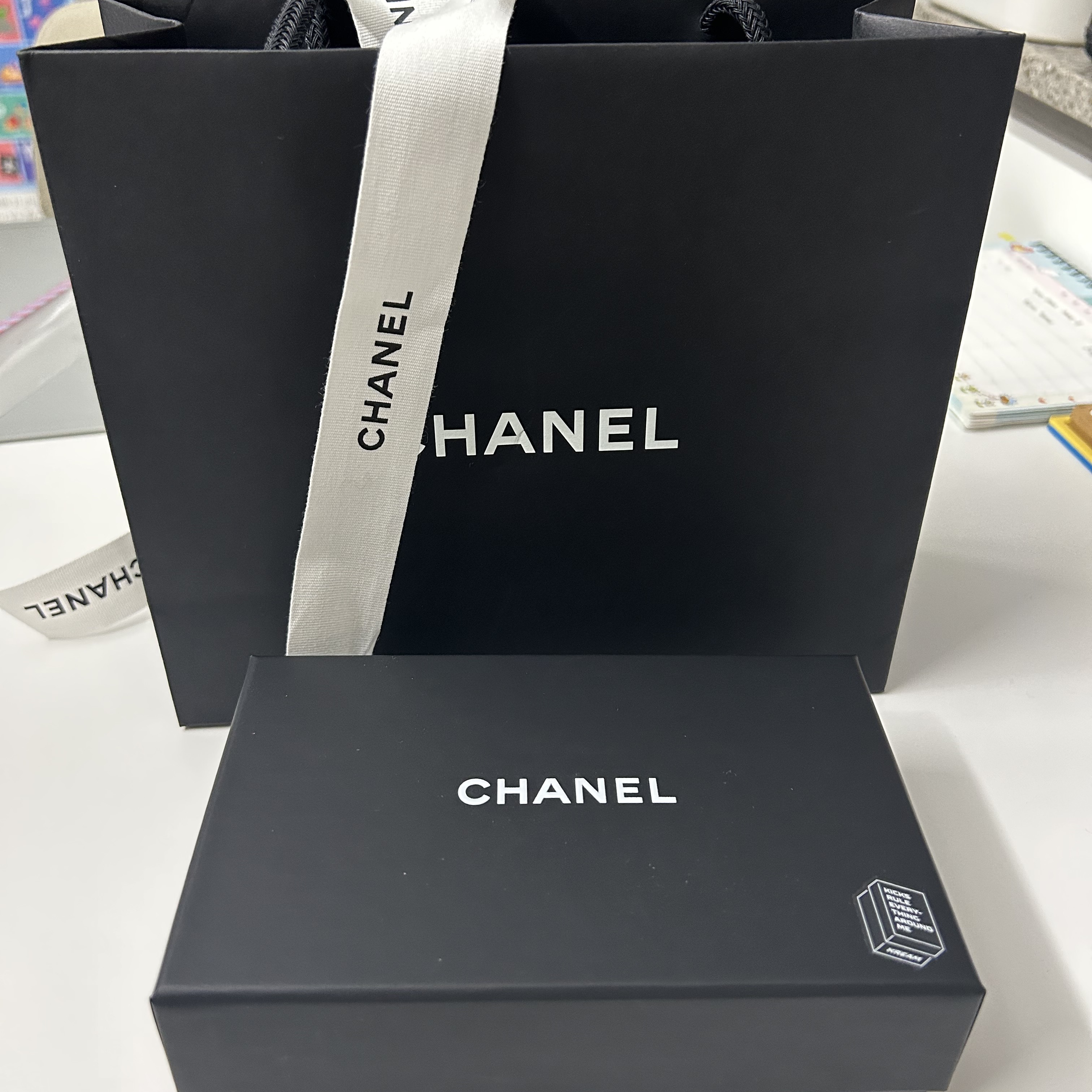 Chanel Classic Card Holder Grained Calfskin & Gold Black 착용 스타일