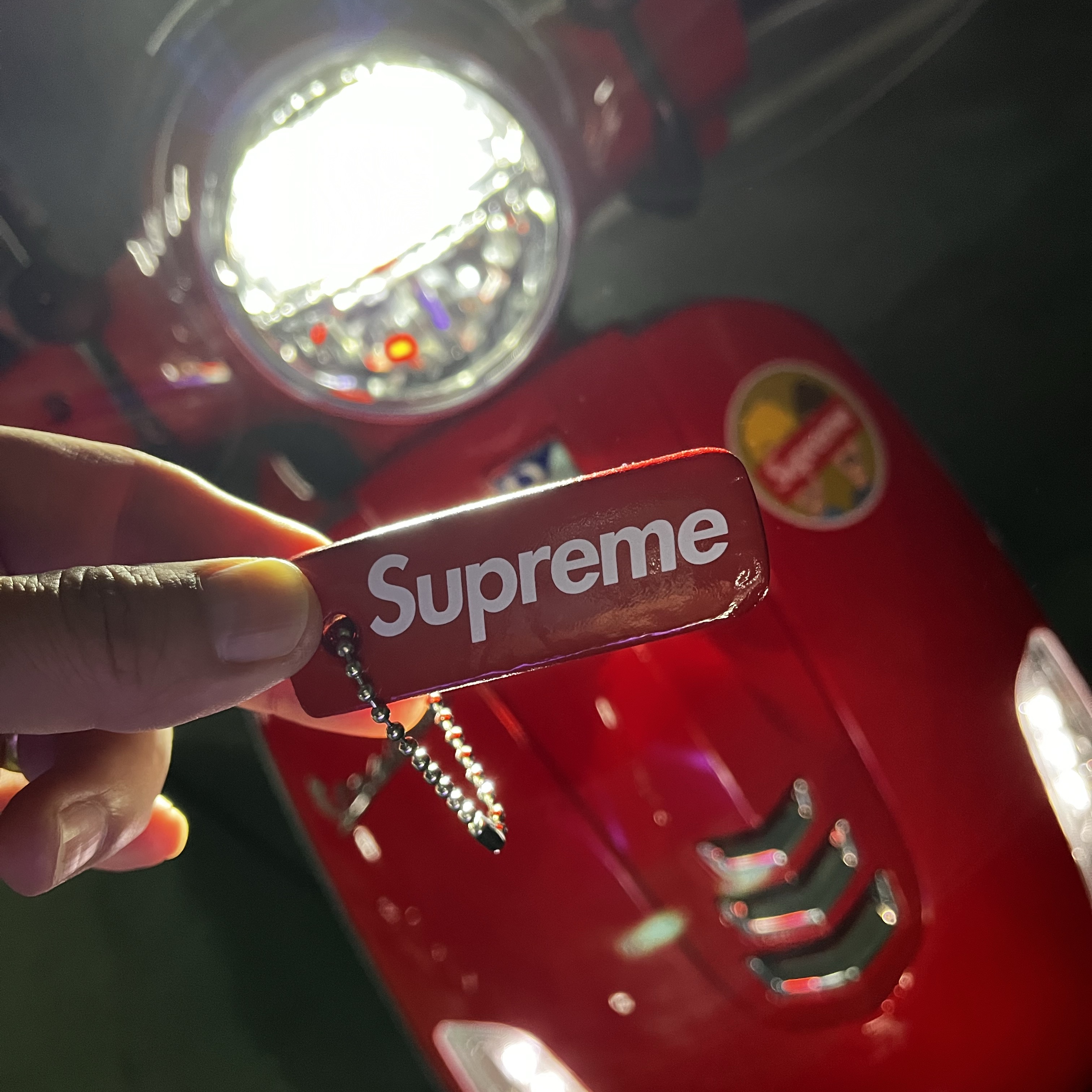 Supreme Floating Keychain Red - 23FW 착용 스타일