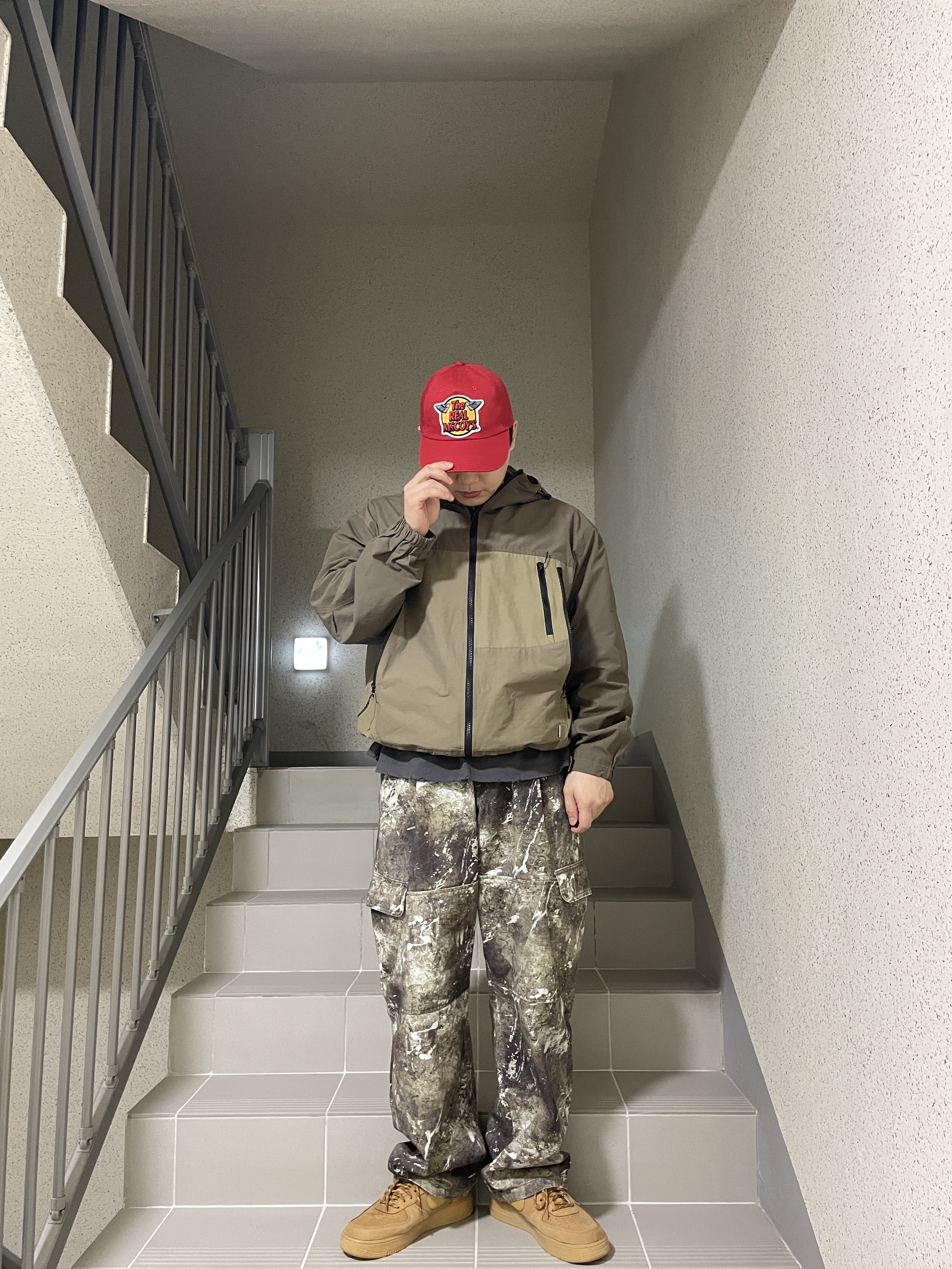Nike Air Force 1 '07 WB Flax, The Real McCoy's Logo Baseball Cap Red 착용 스타일 - 3