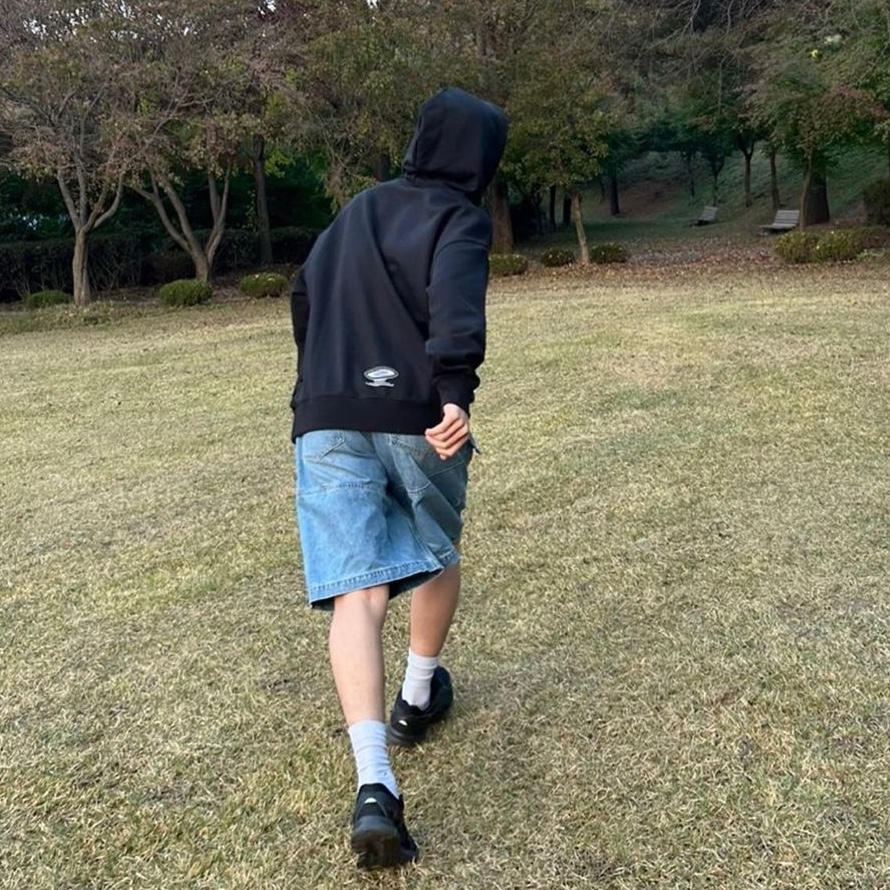 Opening Project Oval Logo Hoodie Black, Opening Project Oval Logo Hoodie Charcoal 착용 스타일 - 2
