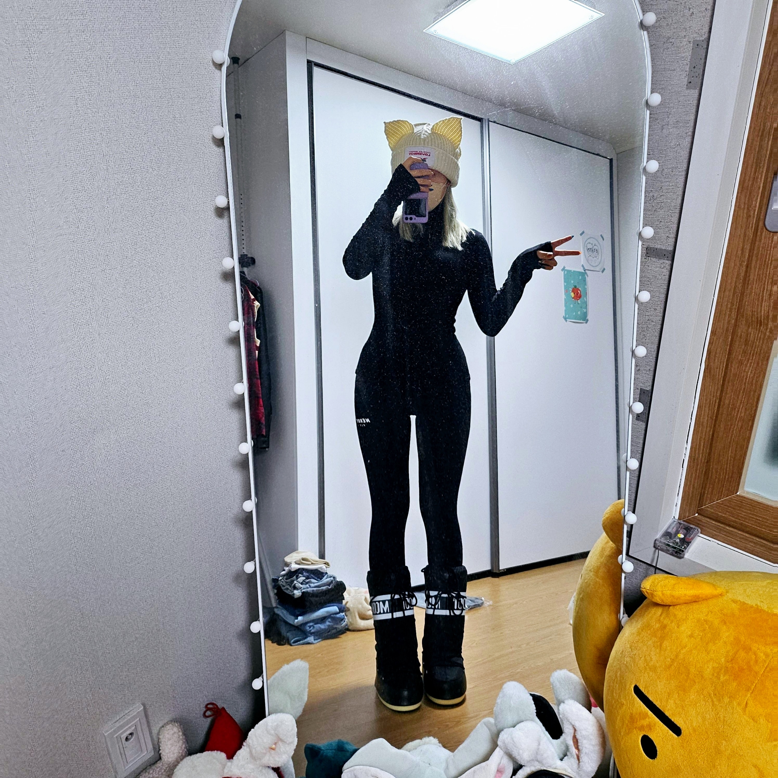 (W) Moon Boot Icon Nylon Boots Black, Charles Jeffrey Loverboy Chunky Ears Beanie Ecru 착용 스타일 - 3