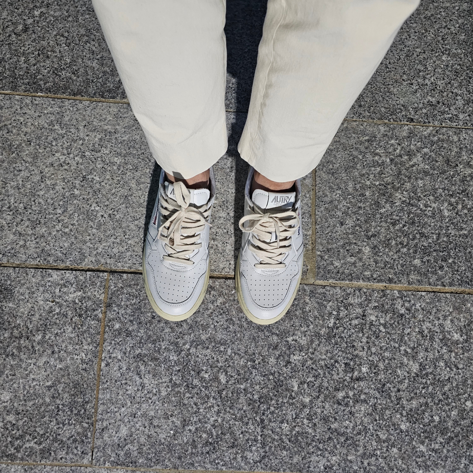 Autry Medalist Low Leather Sneakers White 착용 스타일