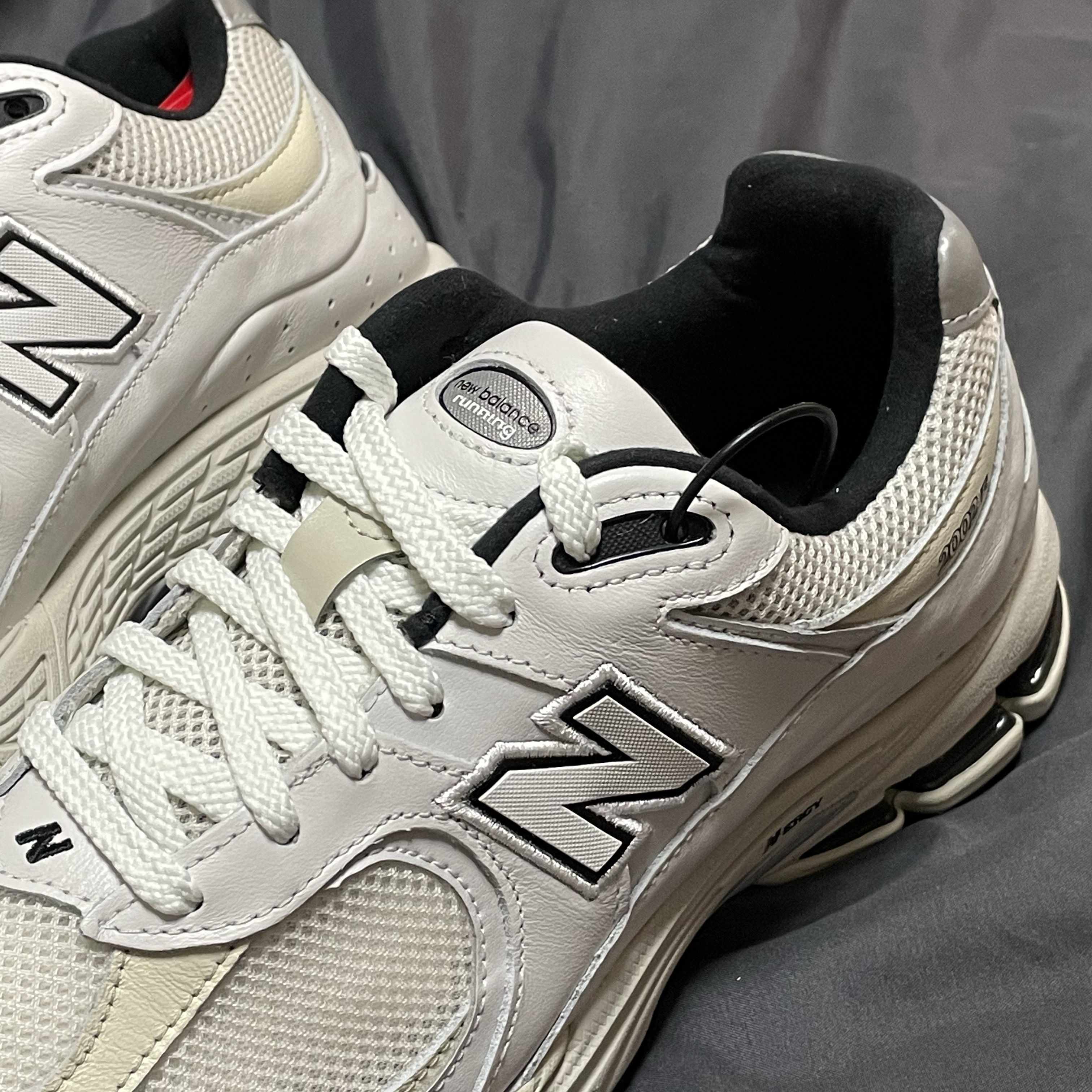 New Balance 2002R White 착용 스타일 - 2
