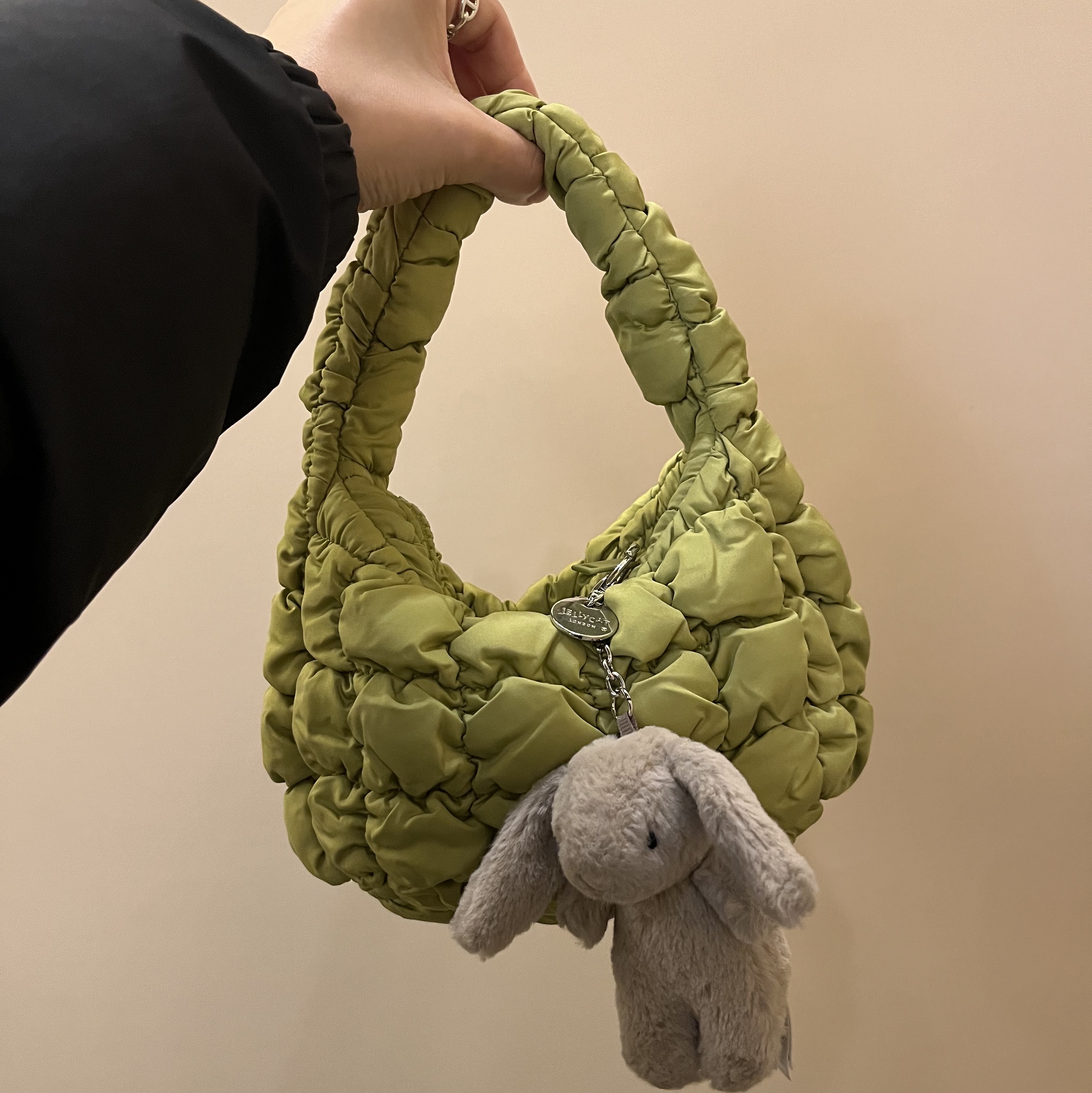 COS Quilted Micro Bag Green, Jellycat Bashful Bunny Bag Charm Beige 착용 스타일