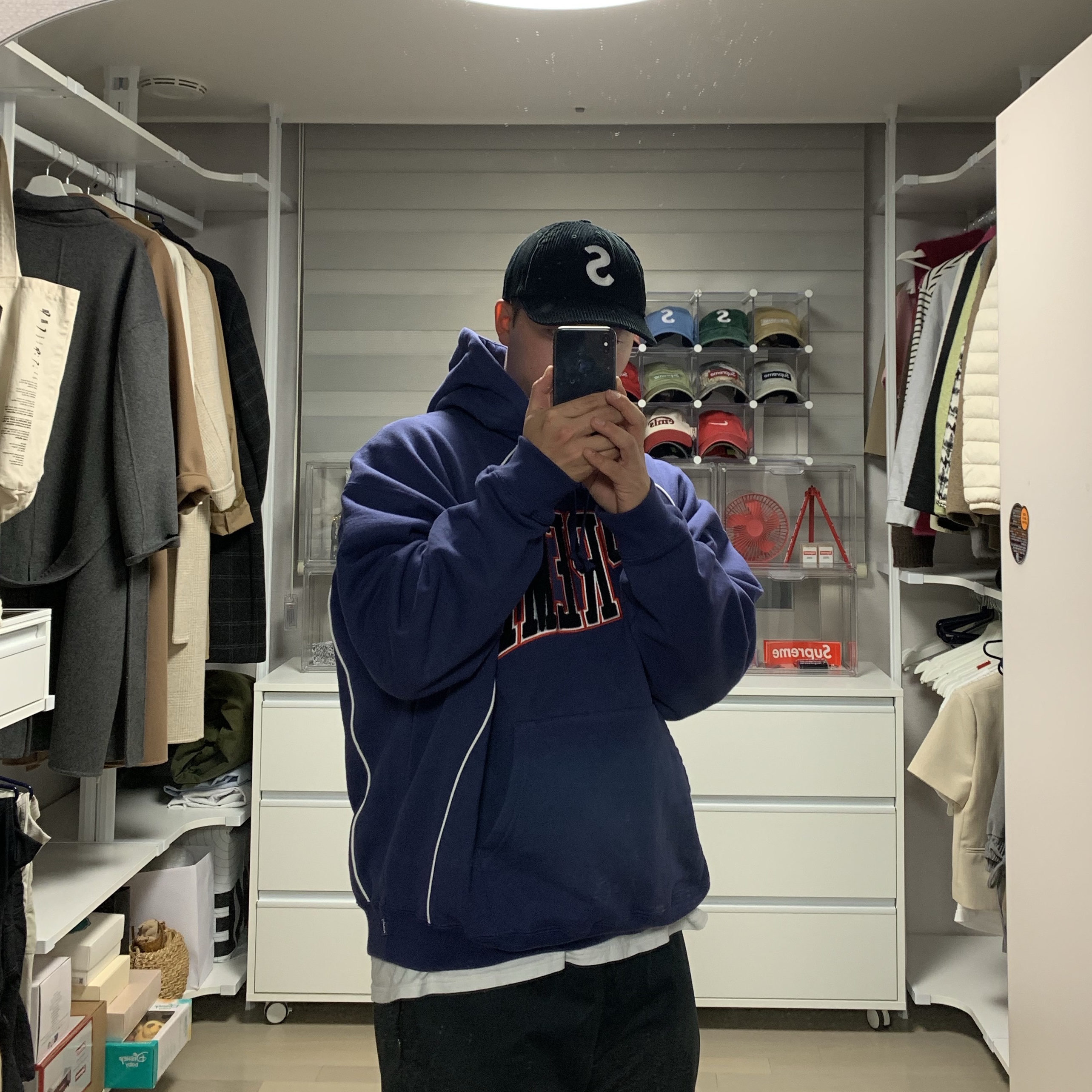 Supreme Corduroy S Logo 6-Panel Black - 23FW, Supreme Boxy Piping Arc Hooded Sweatshirt Washed Navy - 23SS 착용 스타일 - 1