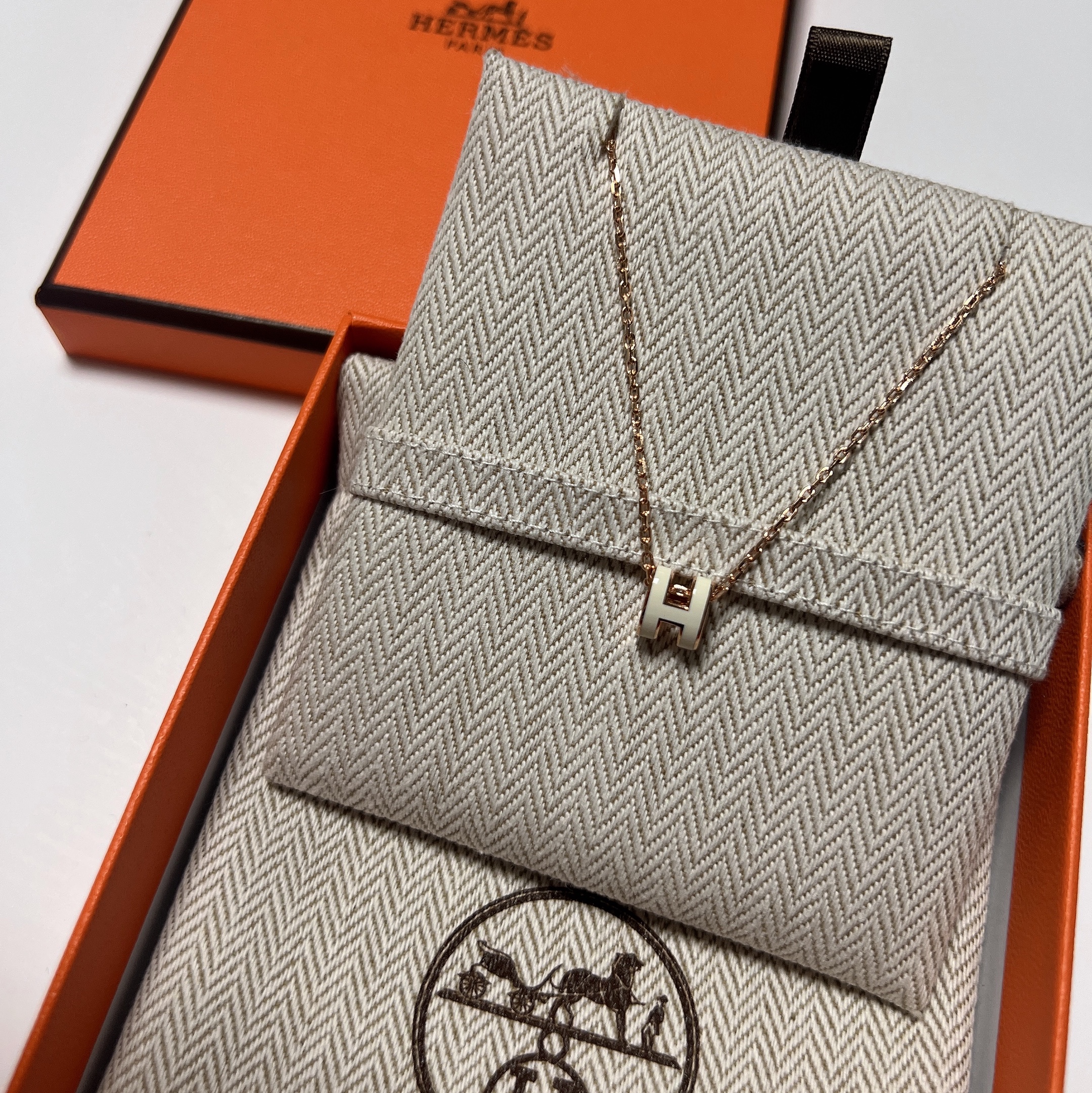 (W) Hermes Mini Pop H Pendant Rose Gold & Blanc 착용 스타일