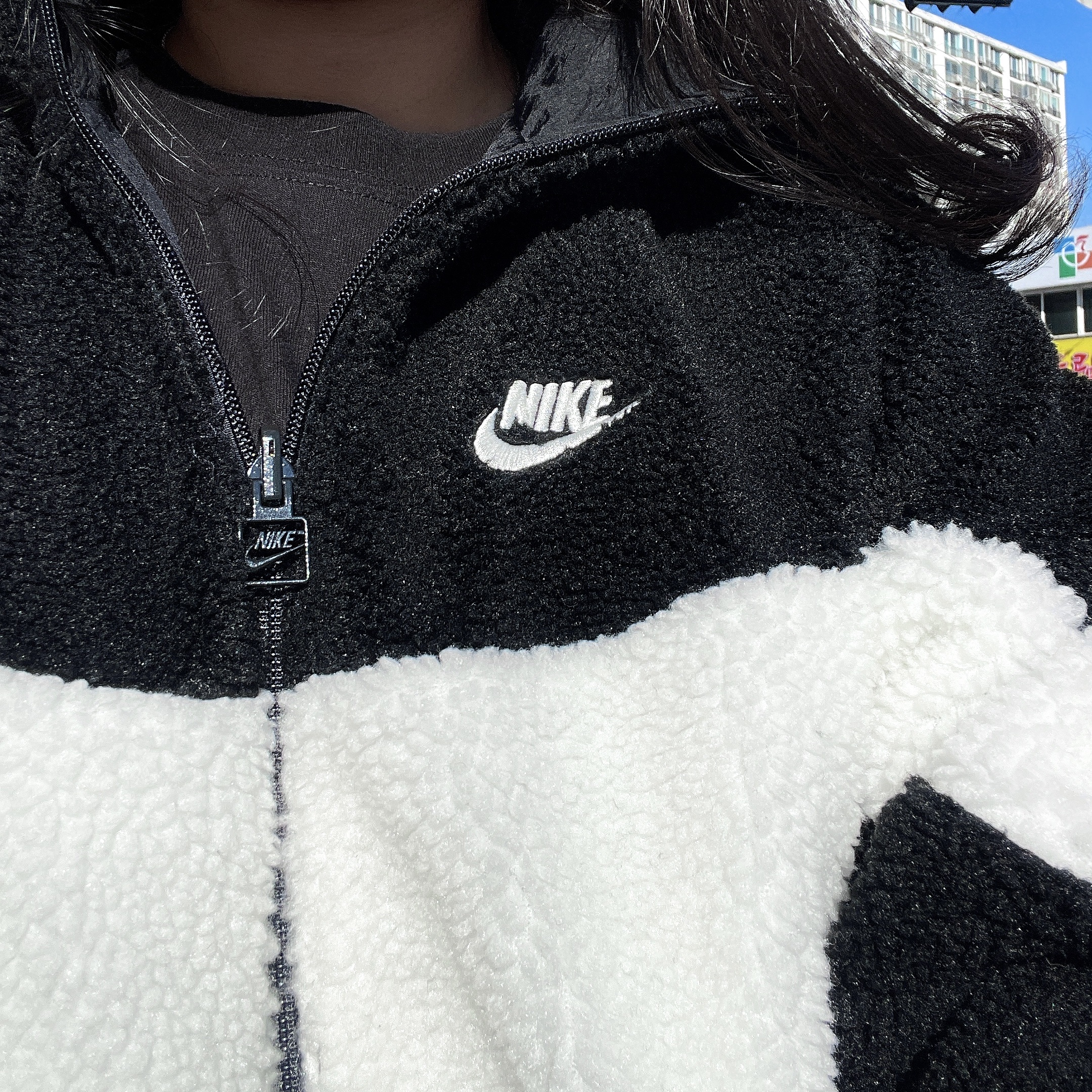 Nike Big Swoosh Full Zip Jacket Black Sail 착용 스타일 - 2