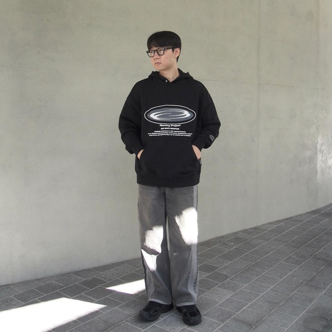 Opening Project Oval Logo Hoodie Black, Opening Project Oval Logo Hoodie Charcoal 착용 스타일