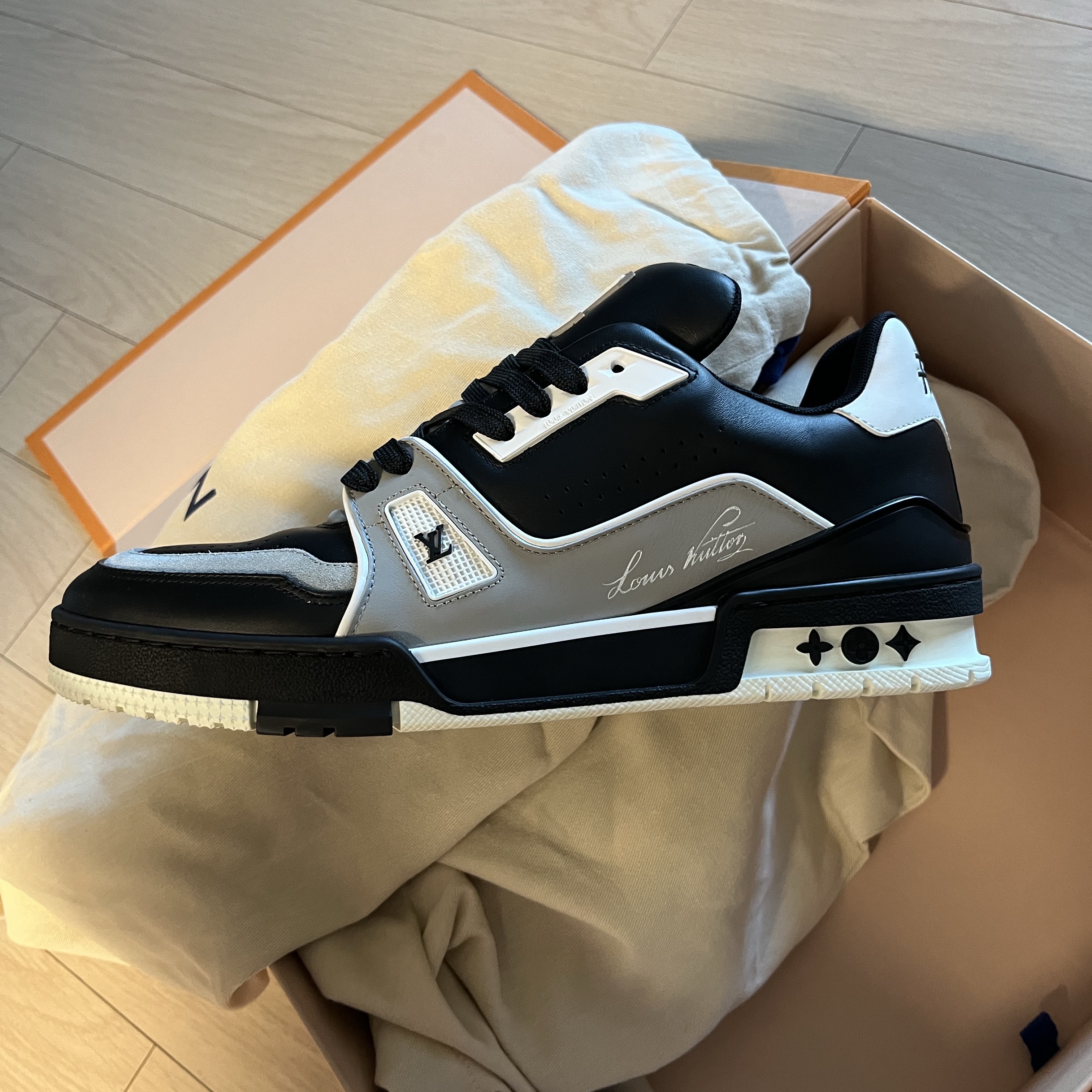 Louis Vuitton LV Trainer Sneakers Black 착용 스타일 - 1