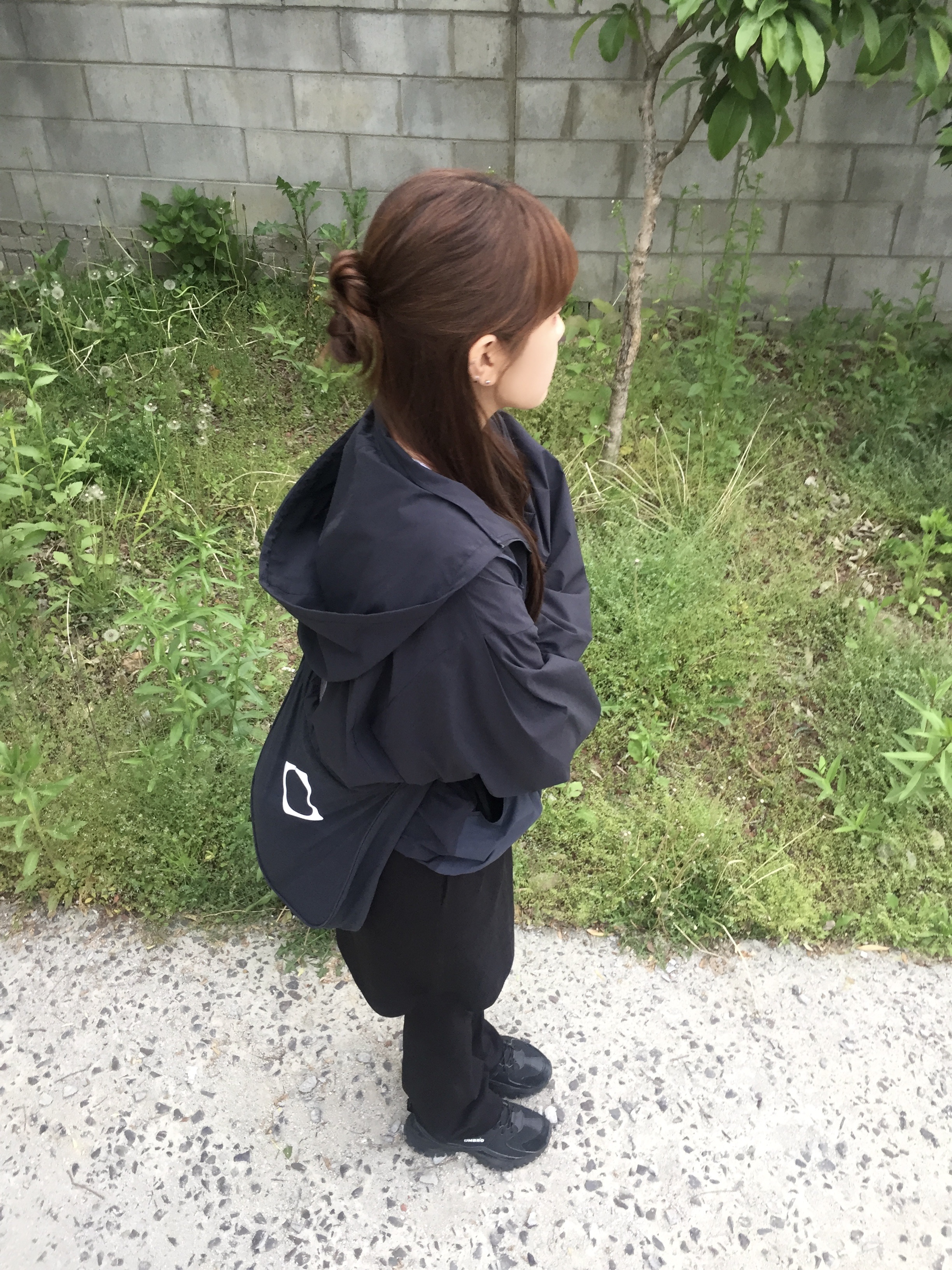 Mischief Rhombus Light Weight Cross Bag Black - The Hyundai Seoul Exclusive, (W) Mischief SS Color Blocked Windbreaker Black 착용 스타일 - 3