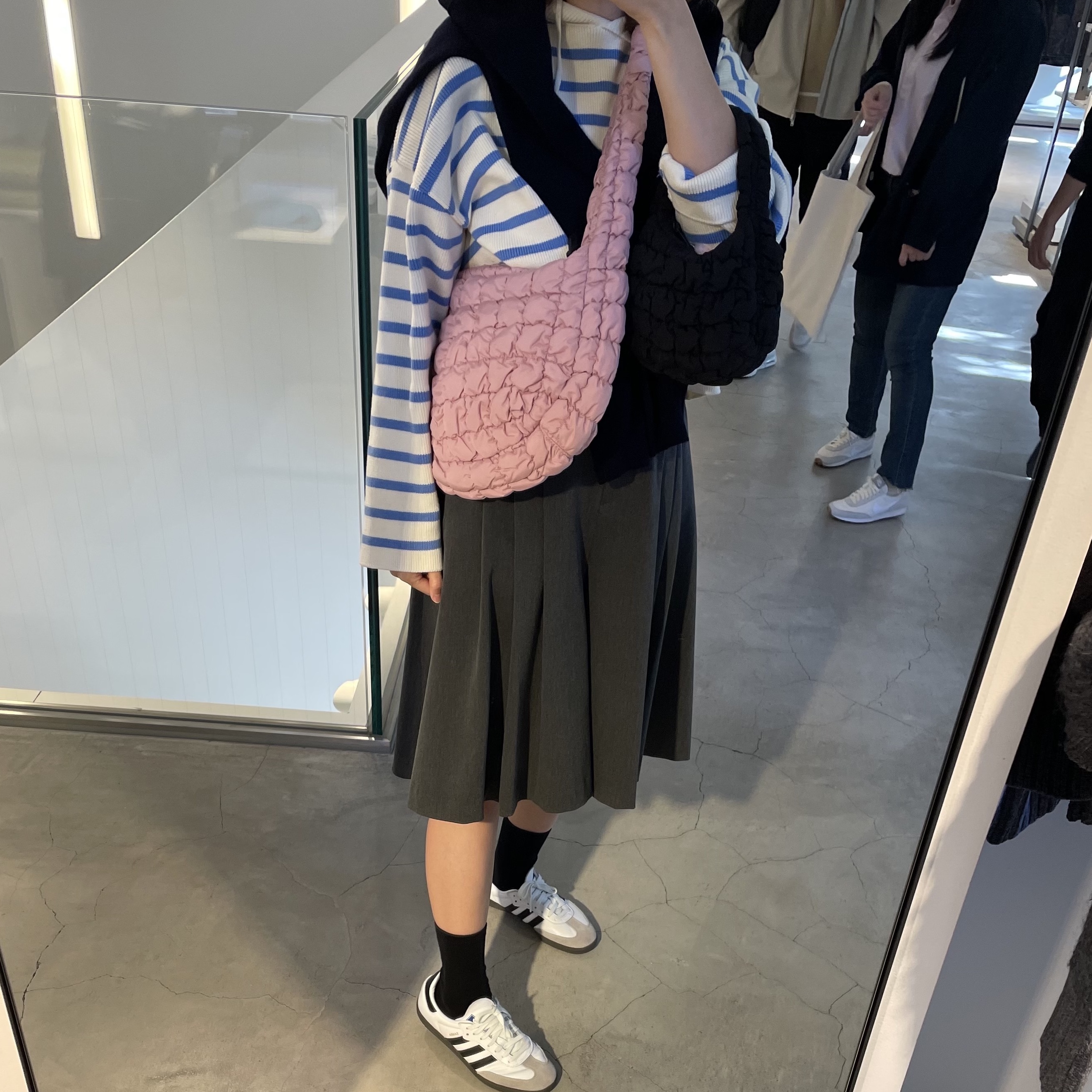 COS Quilted Messenger Bag Pink 착용 스타일