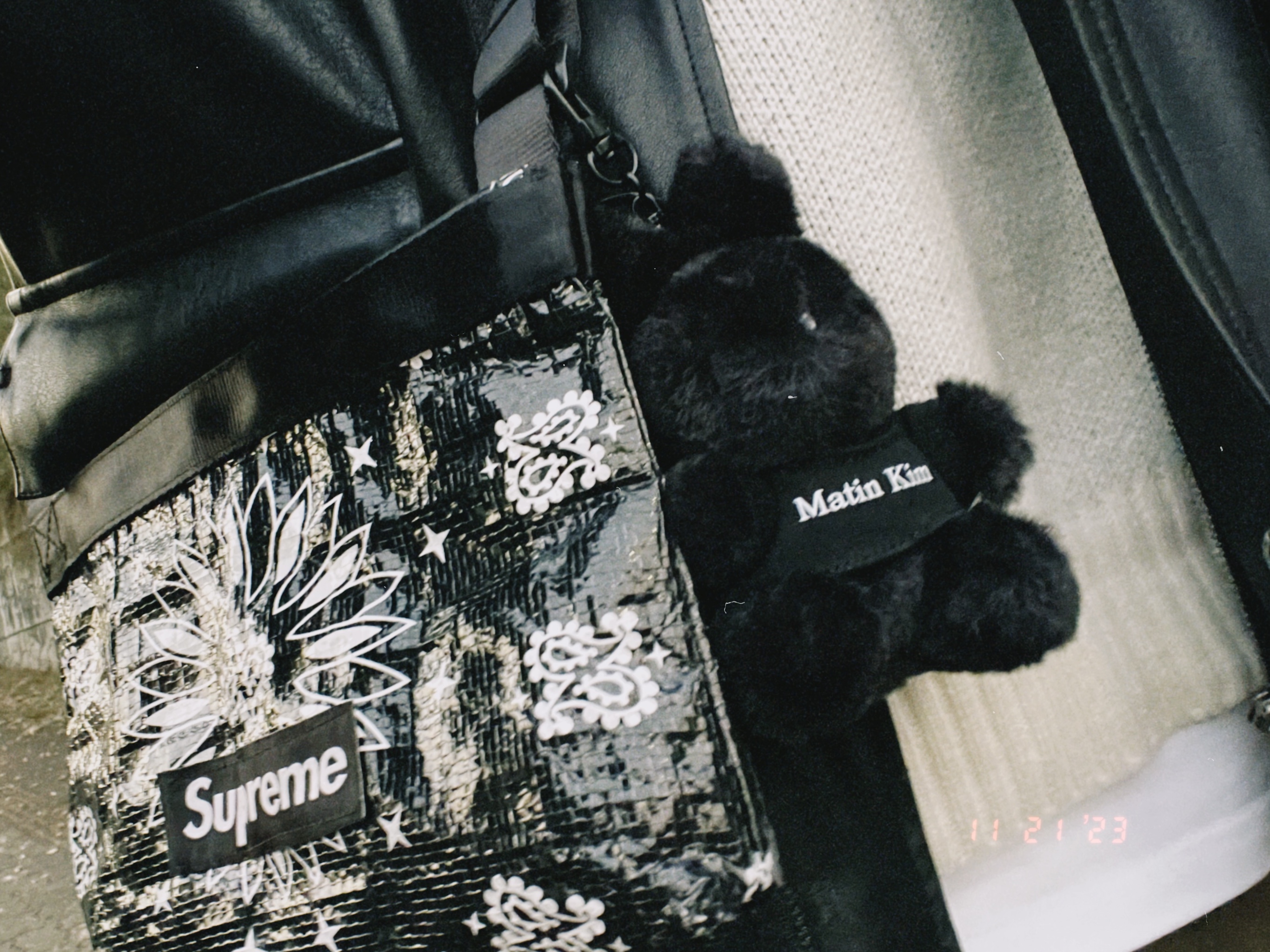 Supreme Bandana Tarp Side Bag Black - 21SS, Matin Kim Black Bunny Toy Keyring Black 착용 스타일