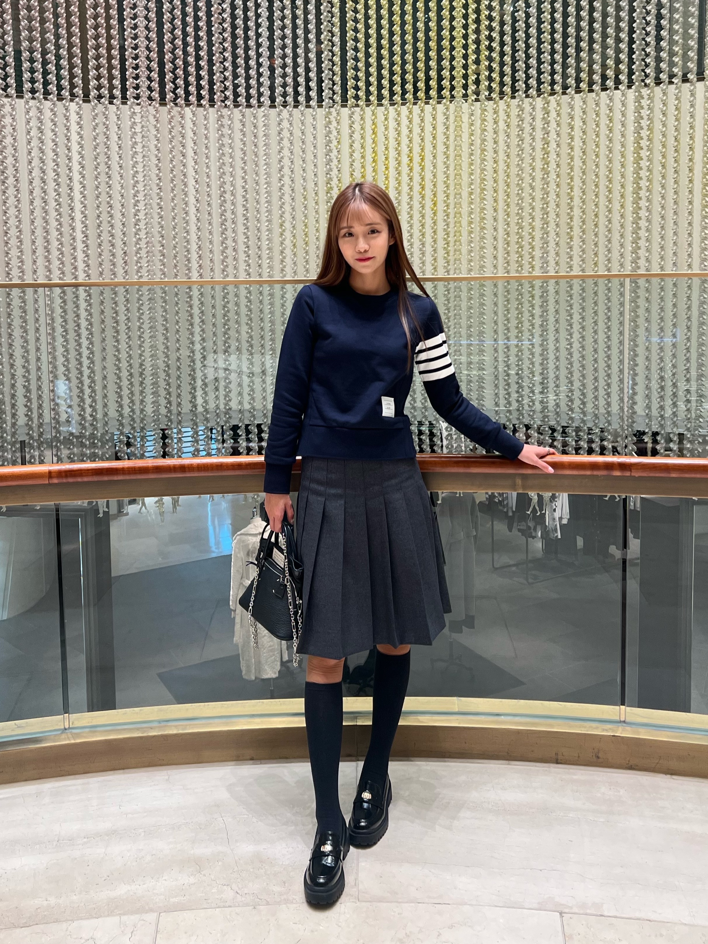 Thom Browne Engineered 4-Bar Sweatshirt Navy, Maison Margiela 5AC Micro Bag Black 착용 스타일 - 1