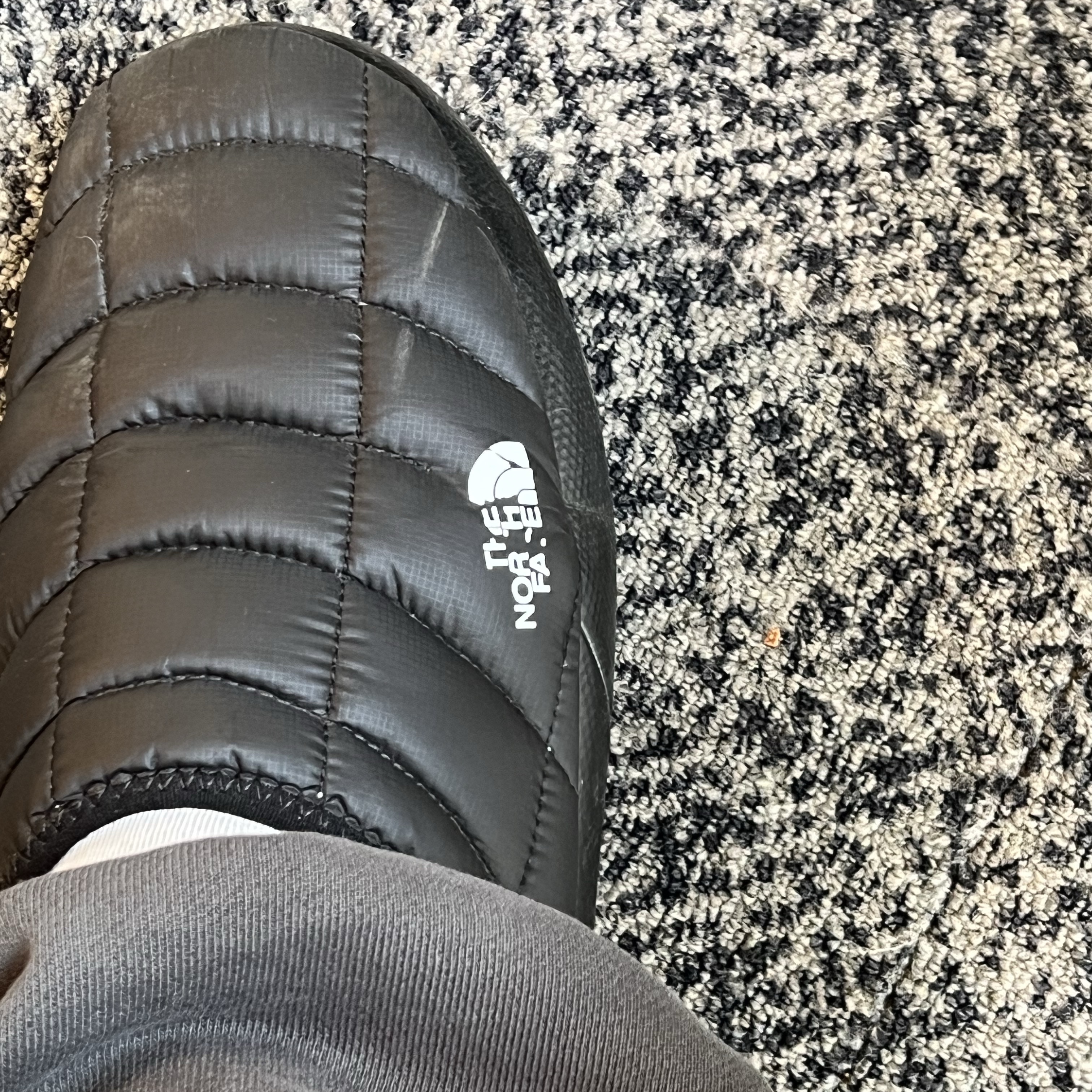 The North Face Nuptse Mule Black, The North Face Thermoball Traction Mule V Black 착용 스타일