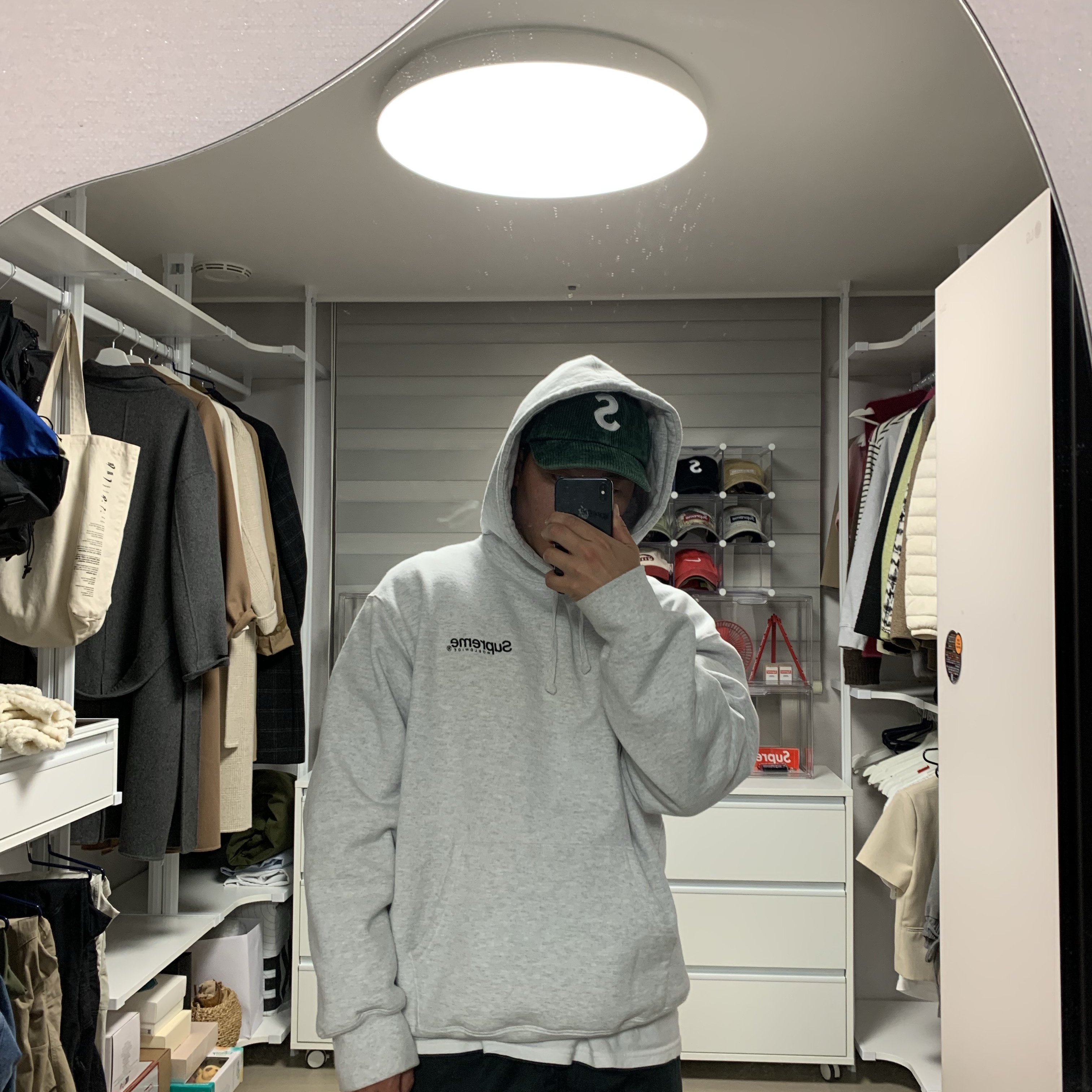 Supreme Corduroy S Logo 6-Panel Green - 23FW, Supreme Worldwide Hooded Sweatshirt Ash Grey - 23SS 착용 스타일 - 1