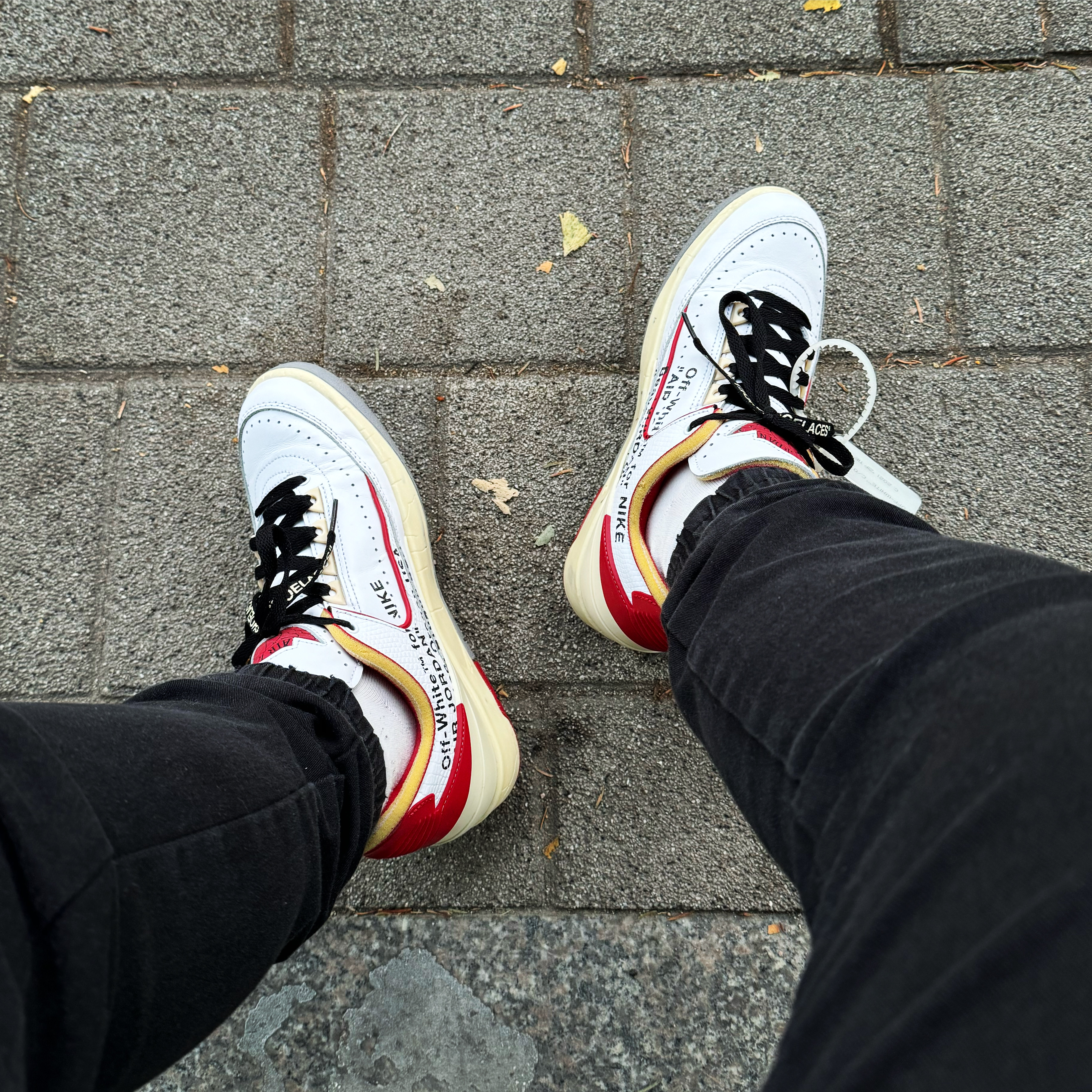 Jordan 2 x Off-White Retro Low SP White and Varsity Red 착용 스타일