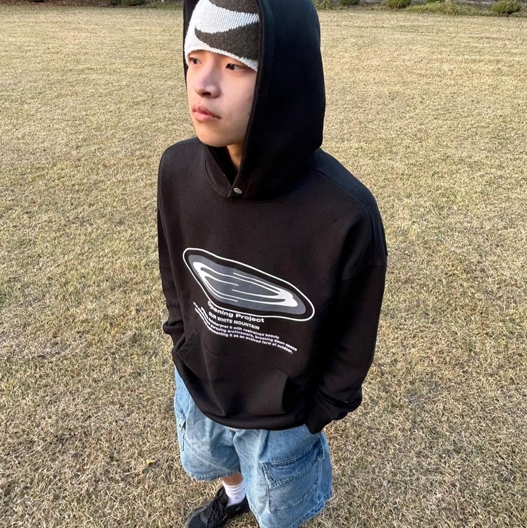 Opening Project Oval Logo Hoodie Black, Opening Project Oval Logo Hoodie Charcoal 착용 스타일 - 1
